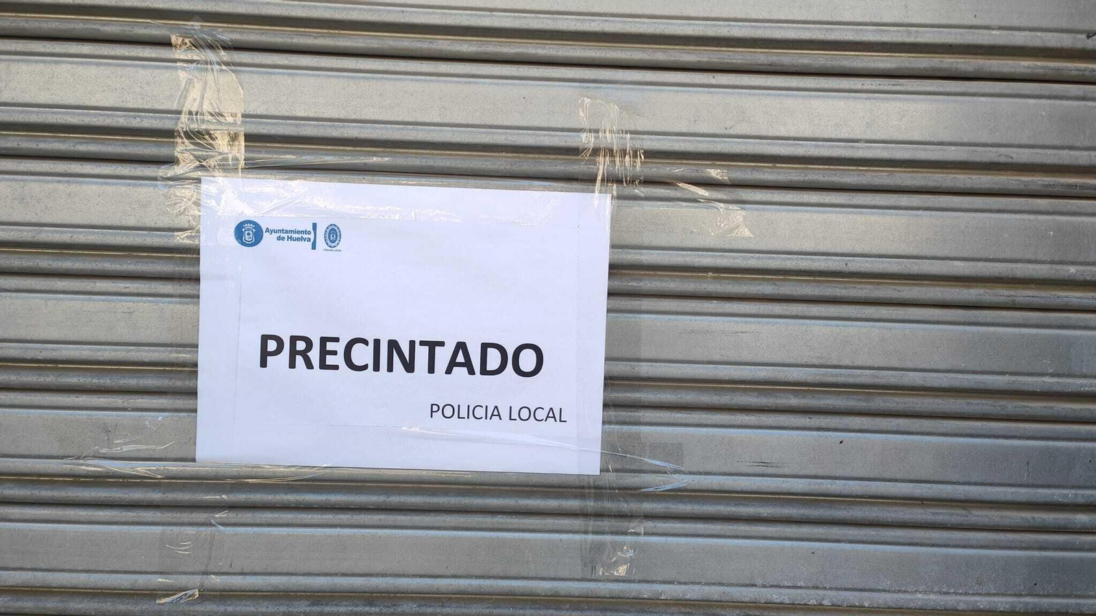 Un cartel de un precinto en un bar de copas de Huelva, en una imagen de archivo. Un cartel de un precinto en un bar de copas de Huelva, en una imagen de archivo.