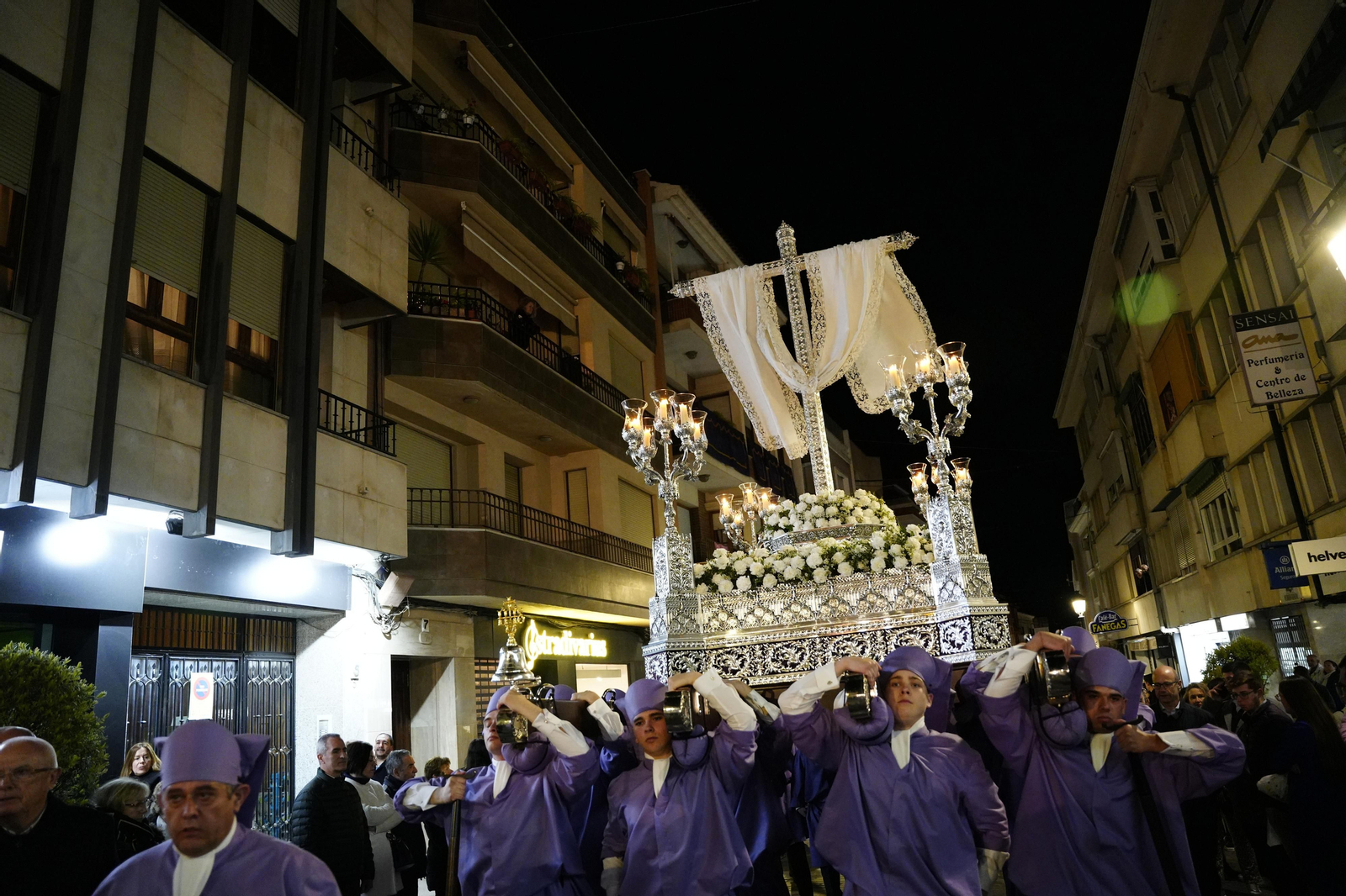 Viernes Santo en Lucena: Emoción ante el paso del Santo Entierro Viernes Santo en Lucena: Emoción ante el paso del Santo Entierro
