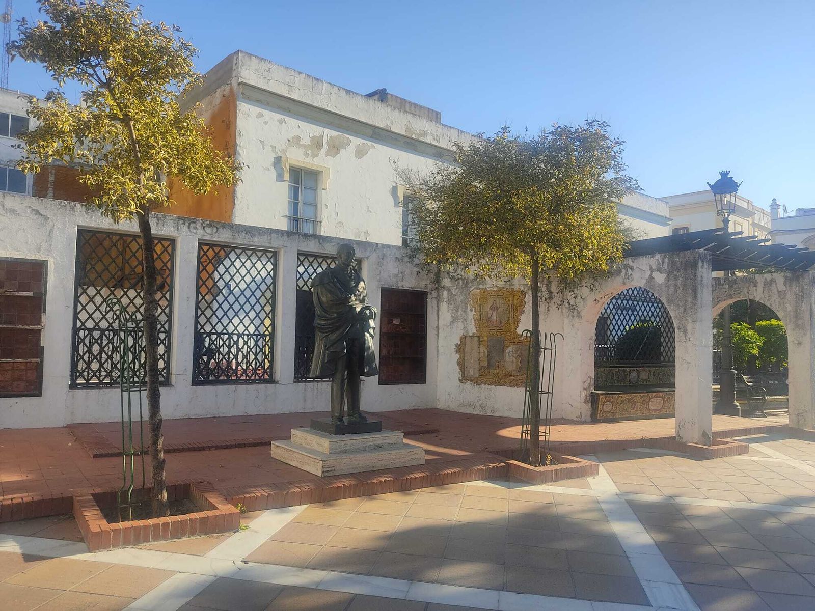 El monumento se encuentra bastante deteriorado.