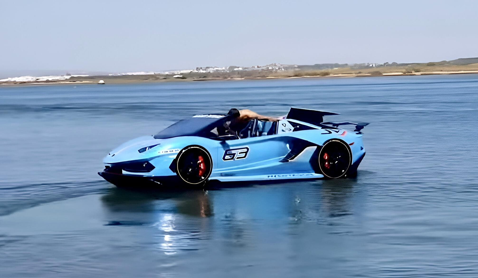 El Lamborghini acuático que se fabrica en España, navegando por Isla Cristina