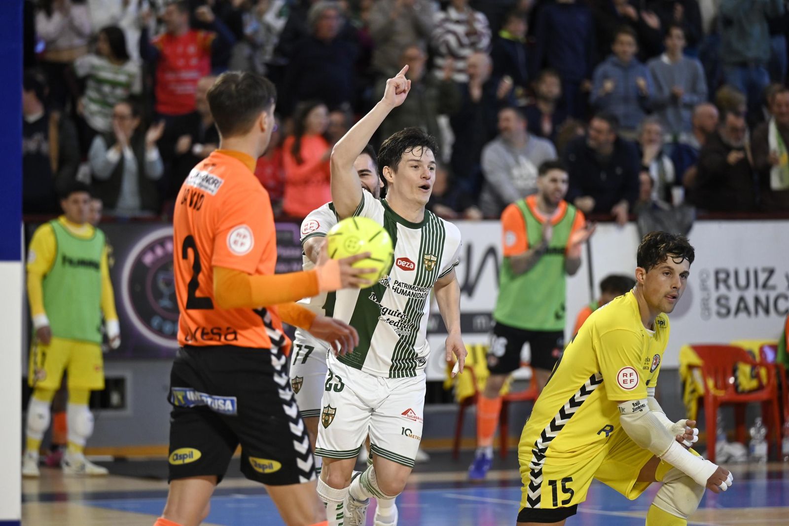 Las mejores fotos del ambiente en Vista Alegre para el Córdoba Futsal - Ribera Navarra