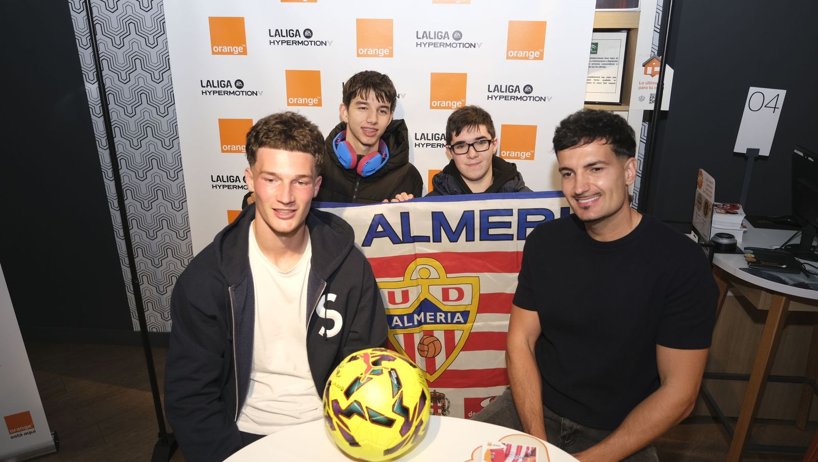 Búscate en las fotos de la firma de los jugadores de la U.D. Almería en la tienda Orange