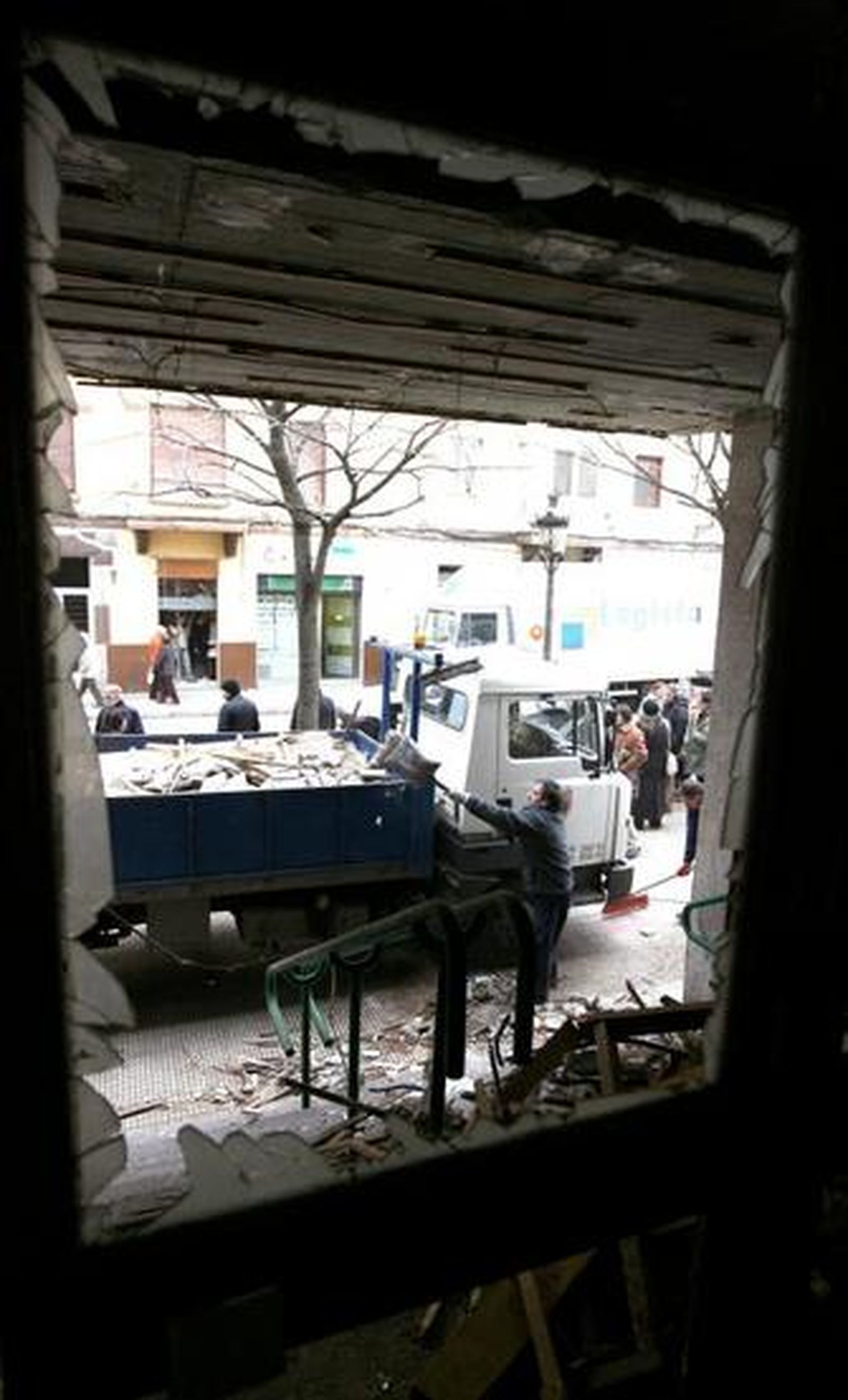 Recogida de escombros ayer del Juzgado de Paz de Sestao.