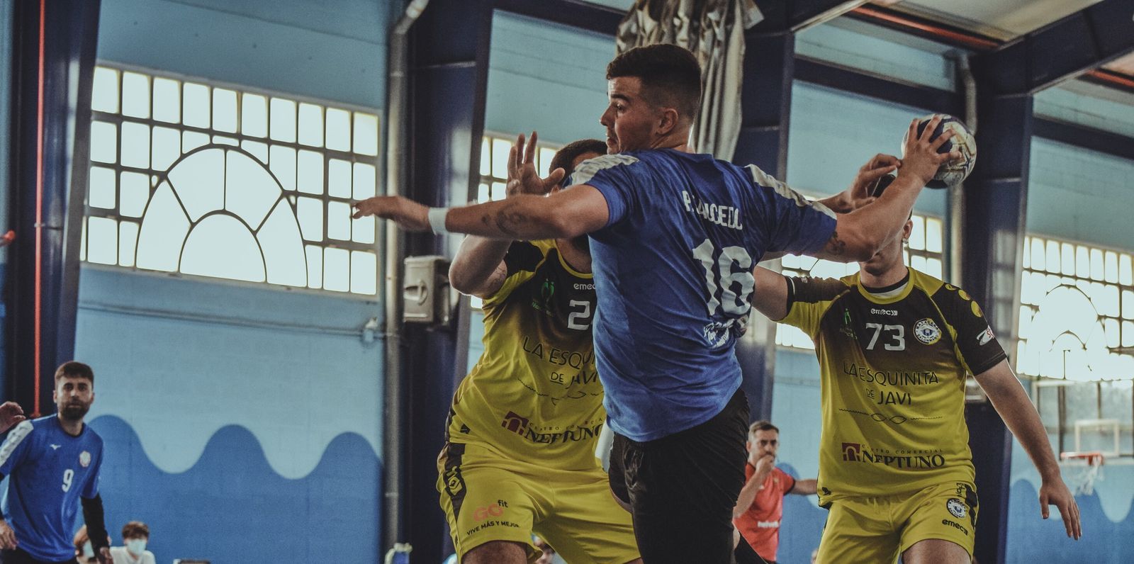 El jugador quinteño Pedro Saucedo intenta un lanzamiento en una imagen de archivo.