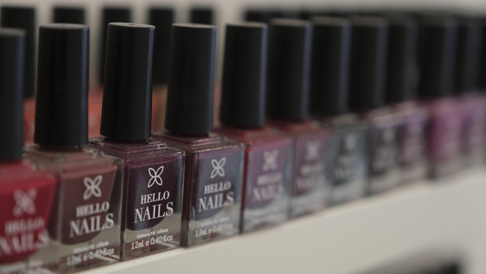 Imágenes de la nueva franquicia de Hello Nails en Almería