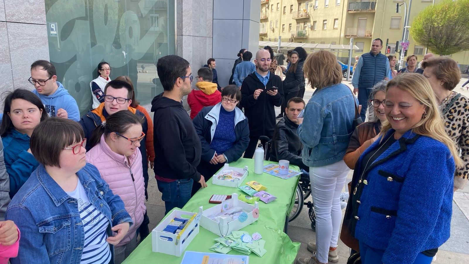 Asociación Síndrome de Down a las puertas de El Corte Inglés.