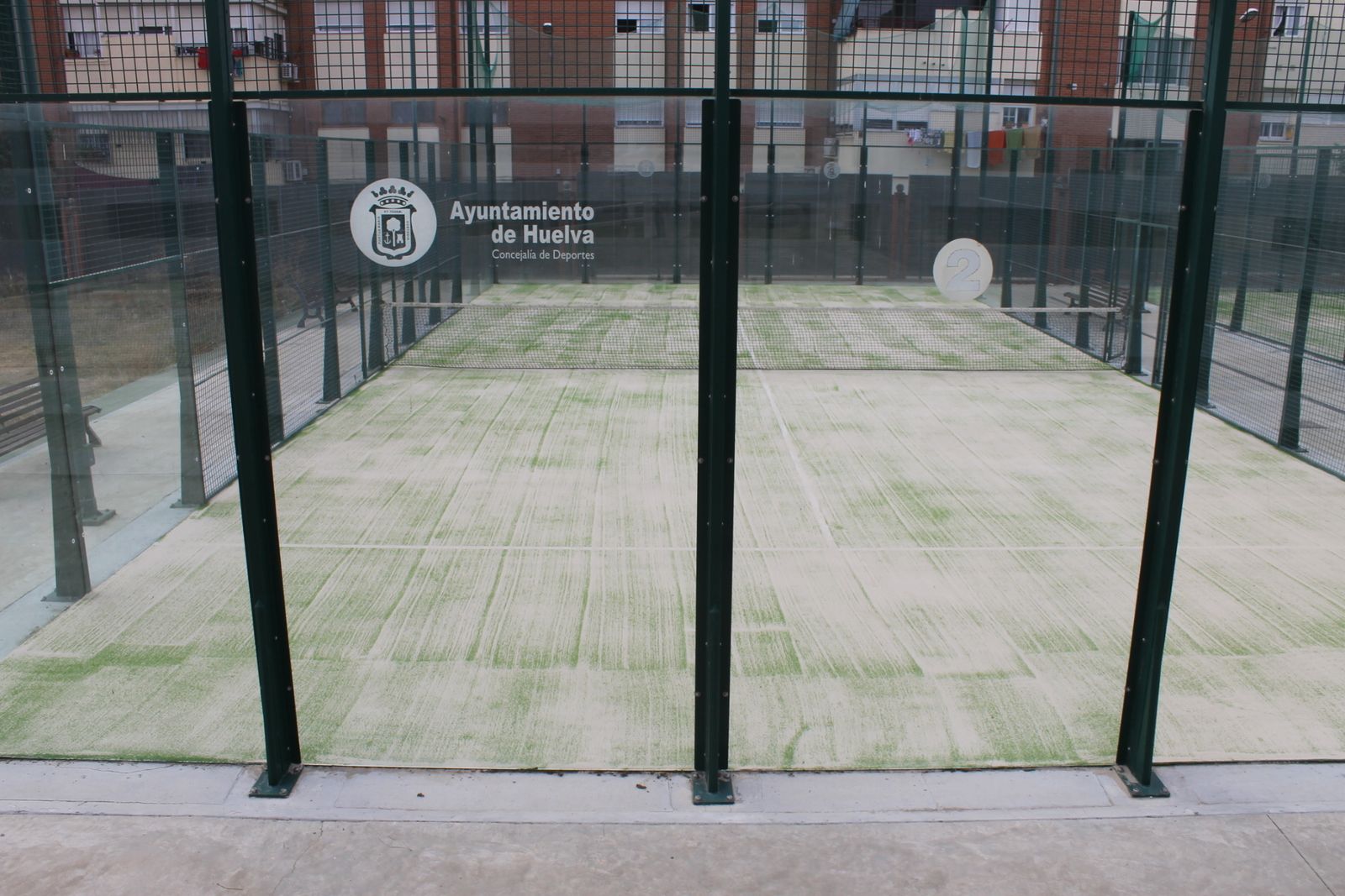 Una de las pistas de pádel del Polideportivo Diego Lobato de Huelva.
