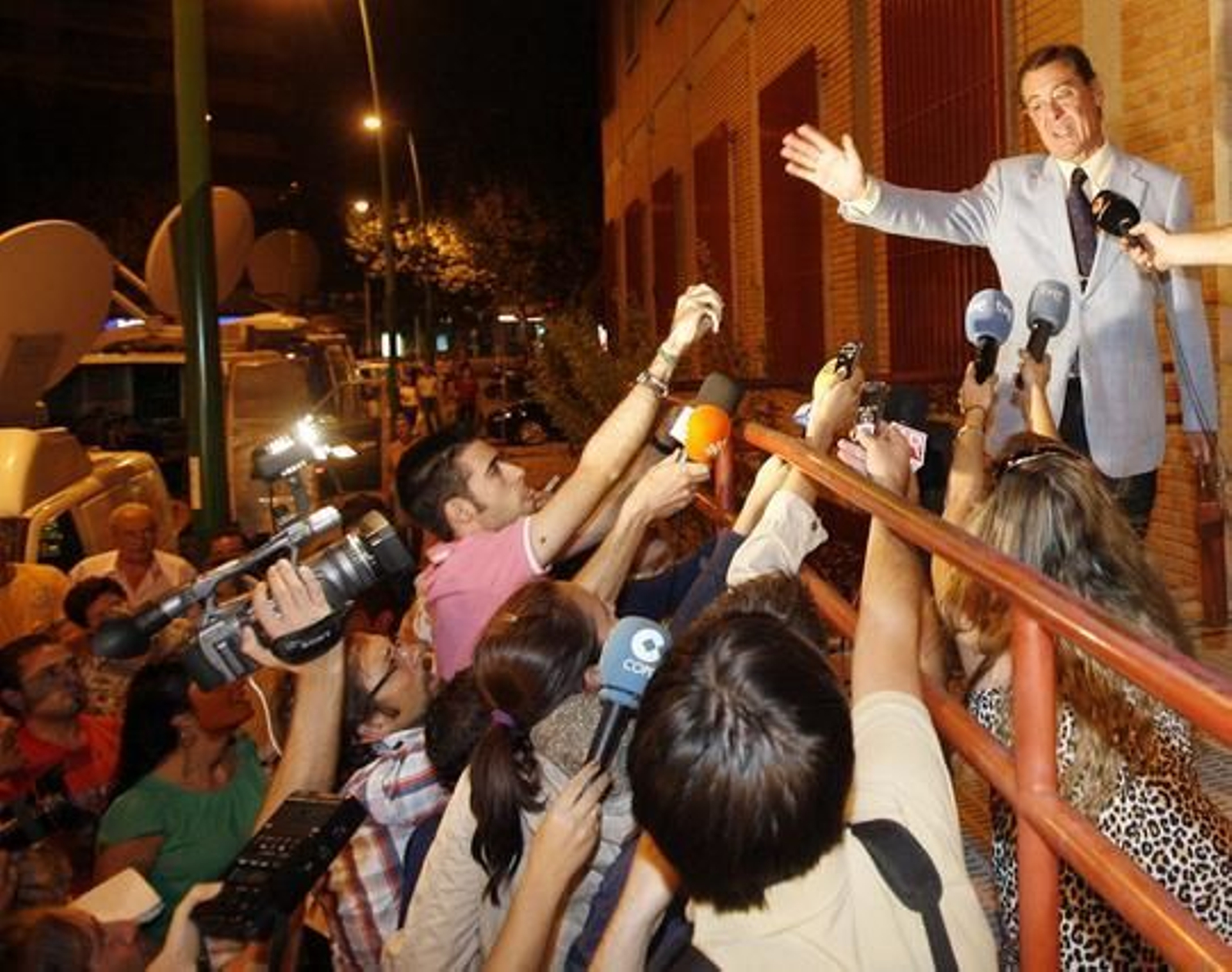 El abogado de José Bretón, Sánchez de Puerta, atiende a los medios en las inmediaciones del juzgado.