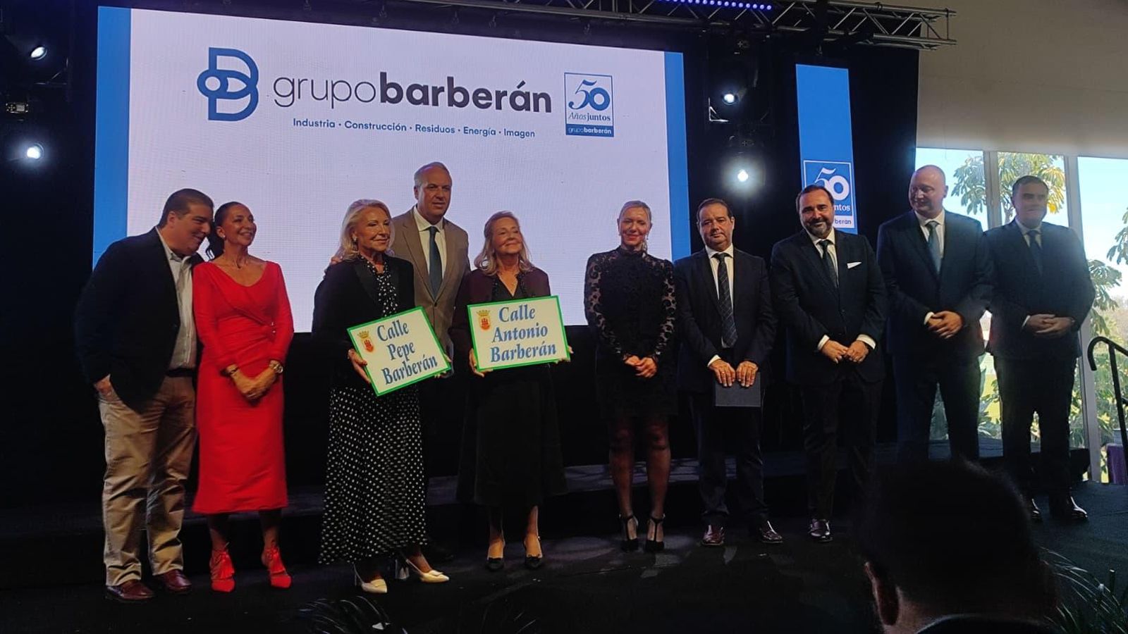 Momento de la entrega del recuerdo a las viudas de los hermanos Barberán por parte de Juan Carlos Ruiz Boix