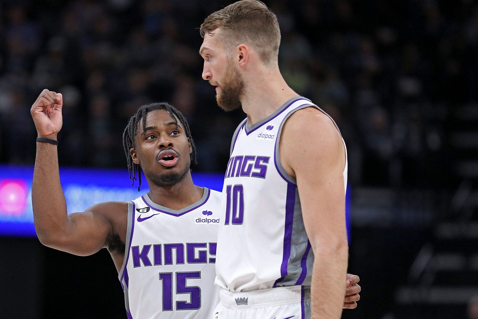 Domas Sabonis, con Davion Mitchell.
