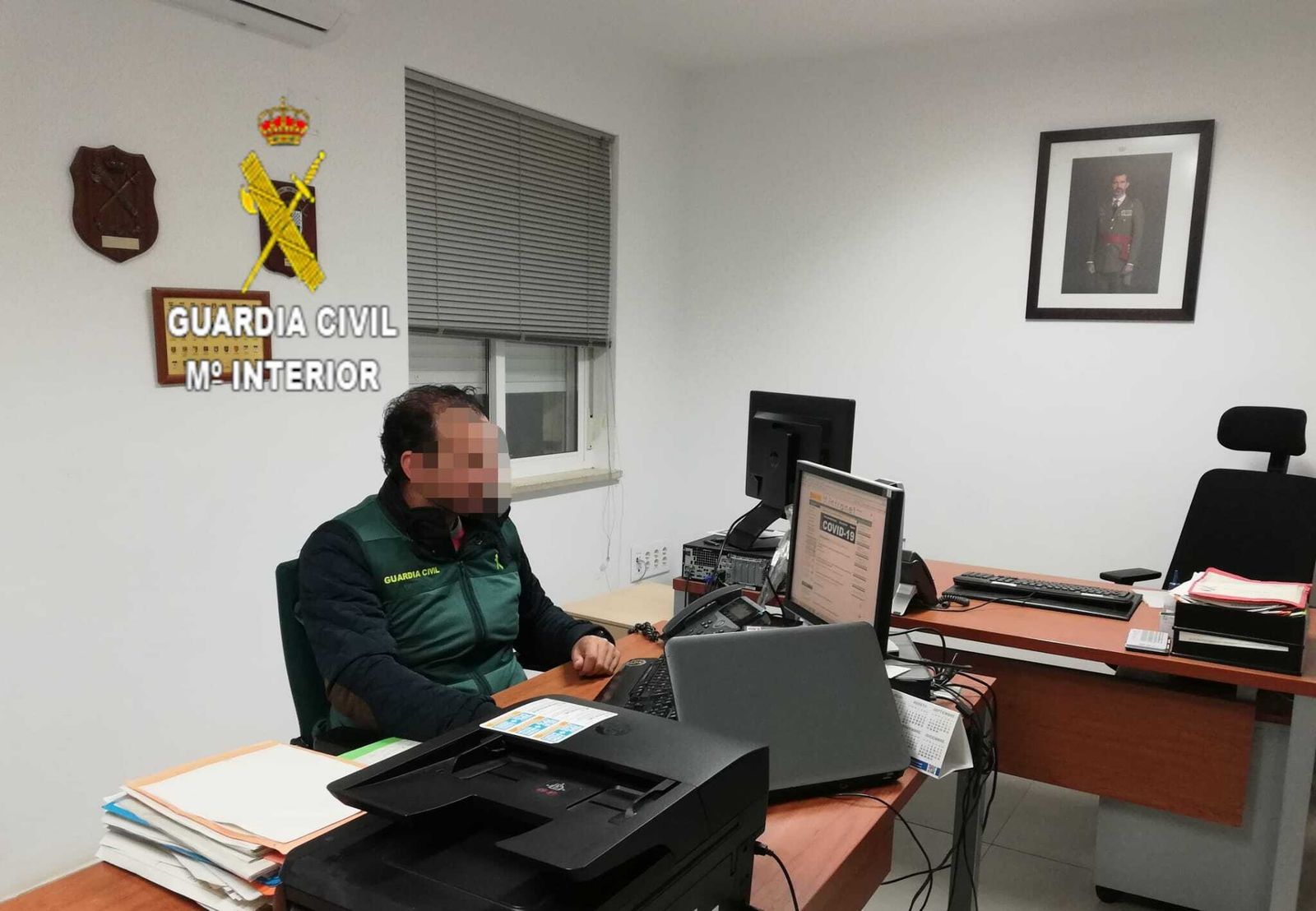 Un agente de la Guardia Civil durante la investigación.