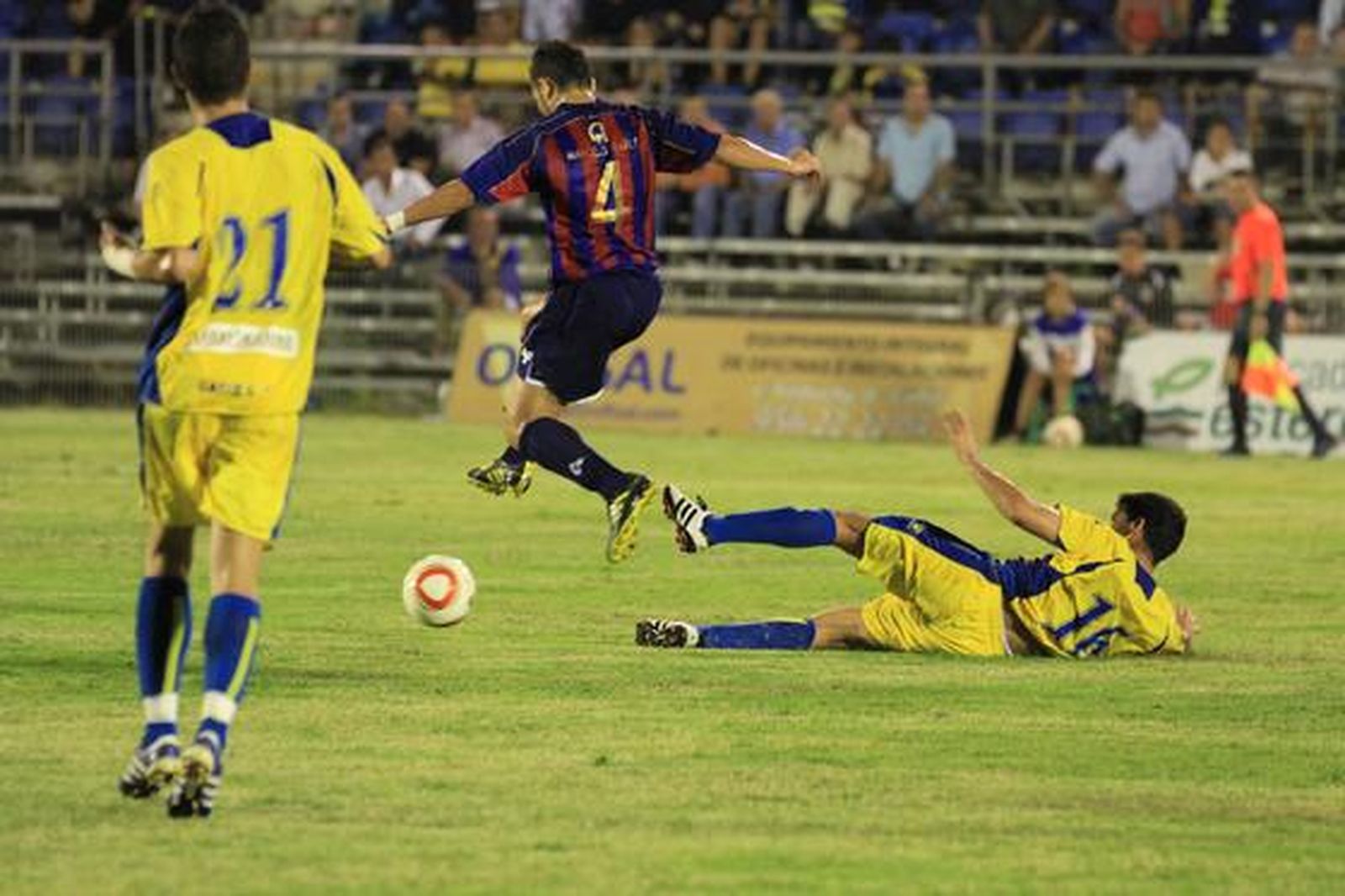 Diego Reyes va al suelo para intentar cortar el avance de un jugador murciano. 

Foto: Joaquin Pino