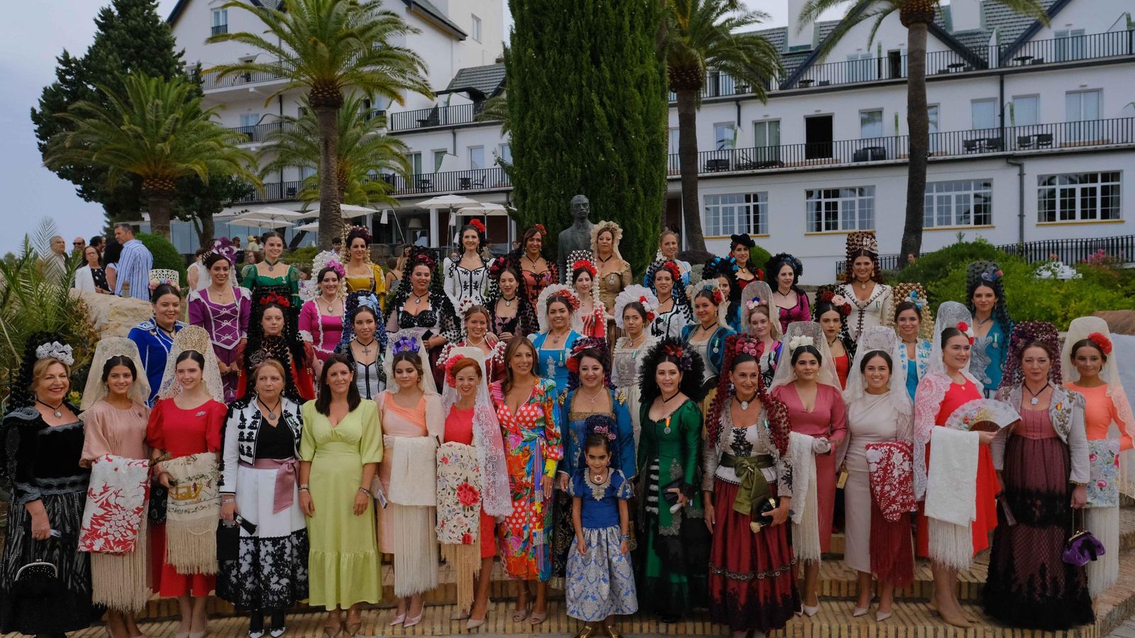 Imagen de familia de todas las goyescas participantes junto a la alcaldesa de la ciudad
