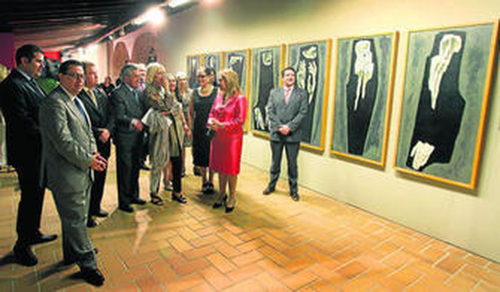 La alcaldesa, la embajadora de Ecuador y varios miembros de la familia de Oswaldo Guayasamín recorriendo la exposición en Santa Catalina.
