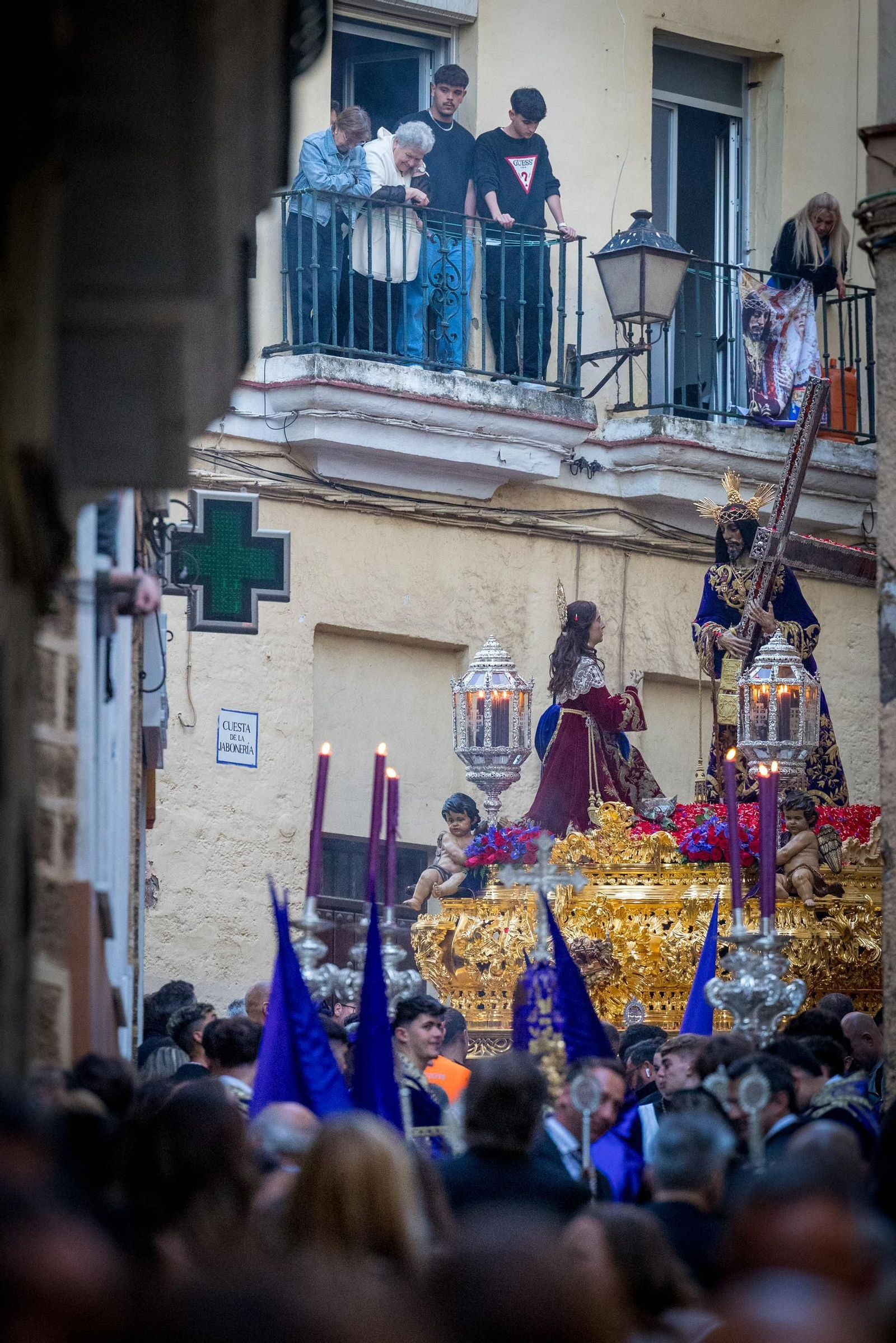 Imágenes de la salida del Nazareno en la Semana Santa de Cádiz 2025