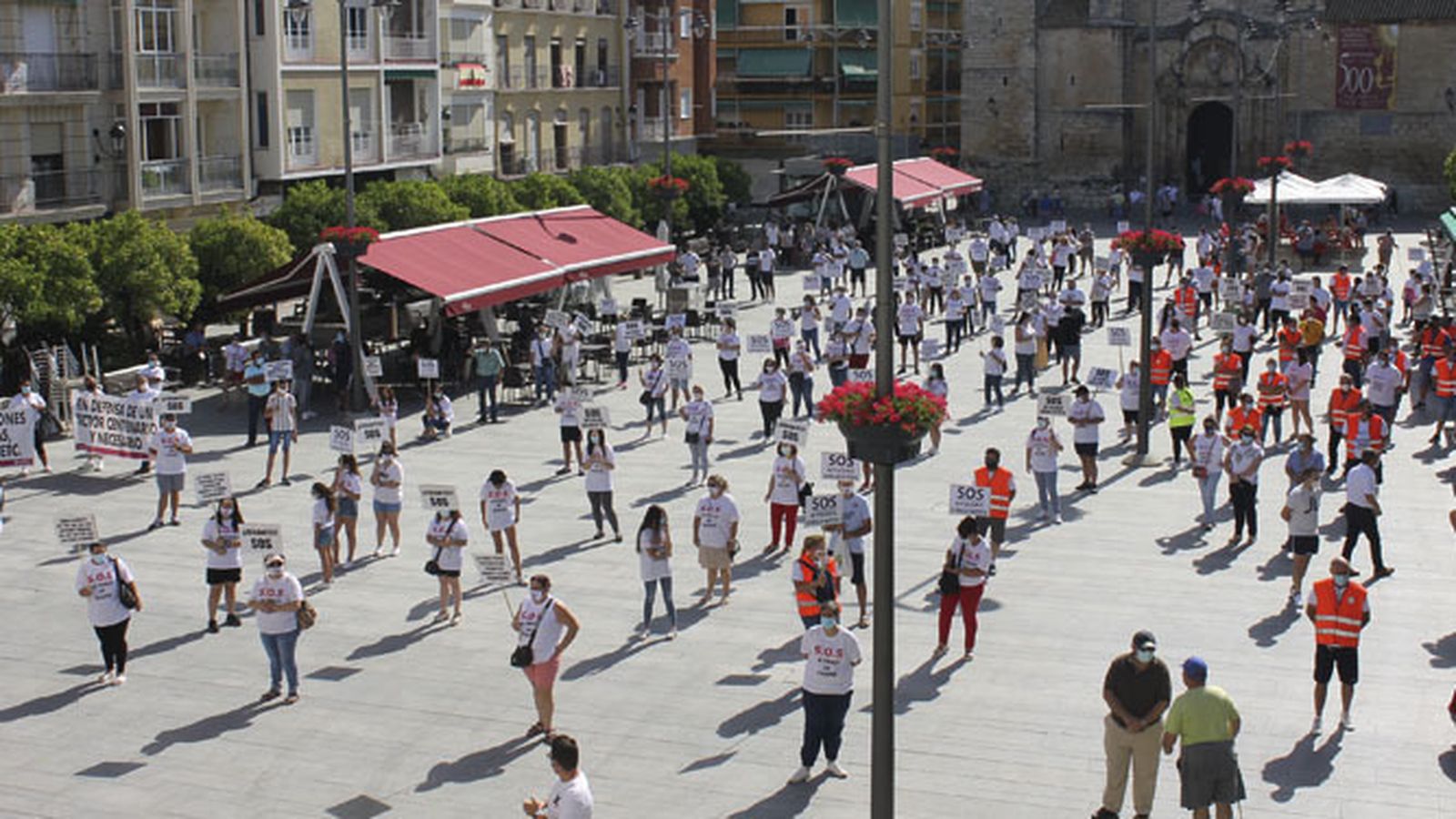 Feriantes concentrados en la Plaza Nueva de Lucena.