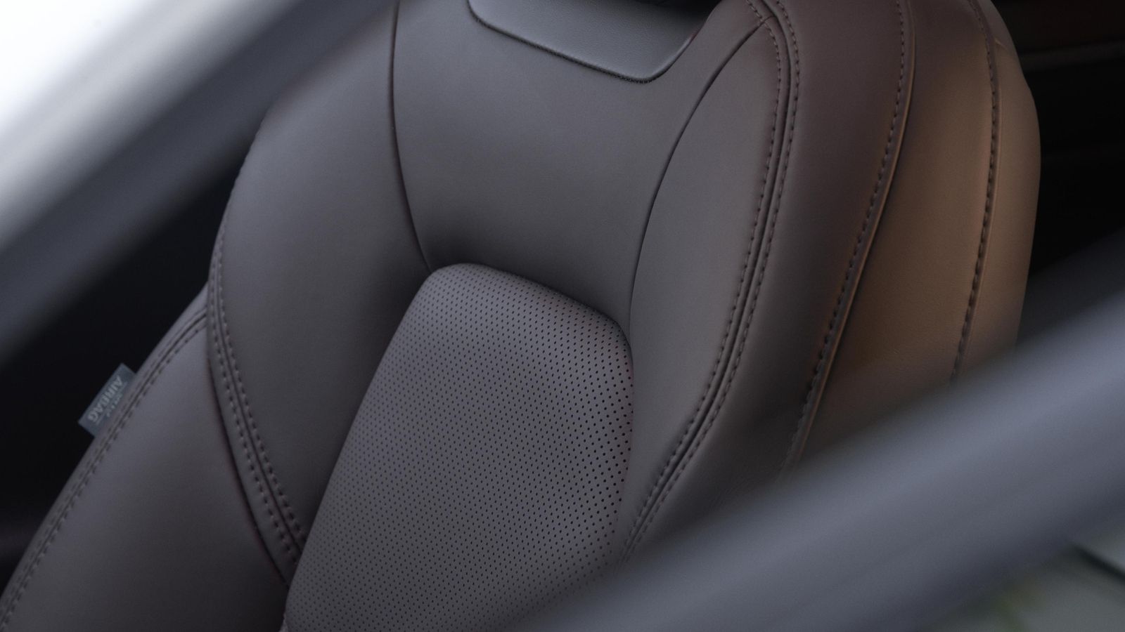 En los dos niveles más altos el cuero es estándar, napa en el Signature. También las inserciones decorativas son de madera.