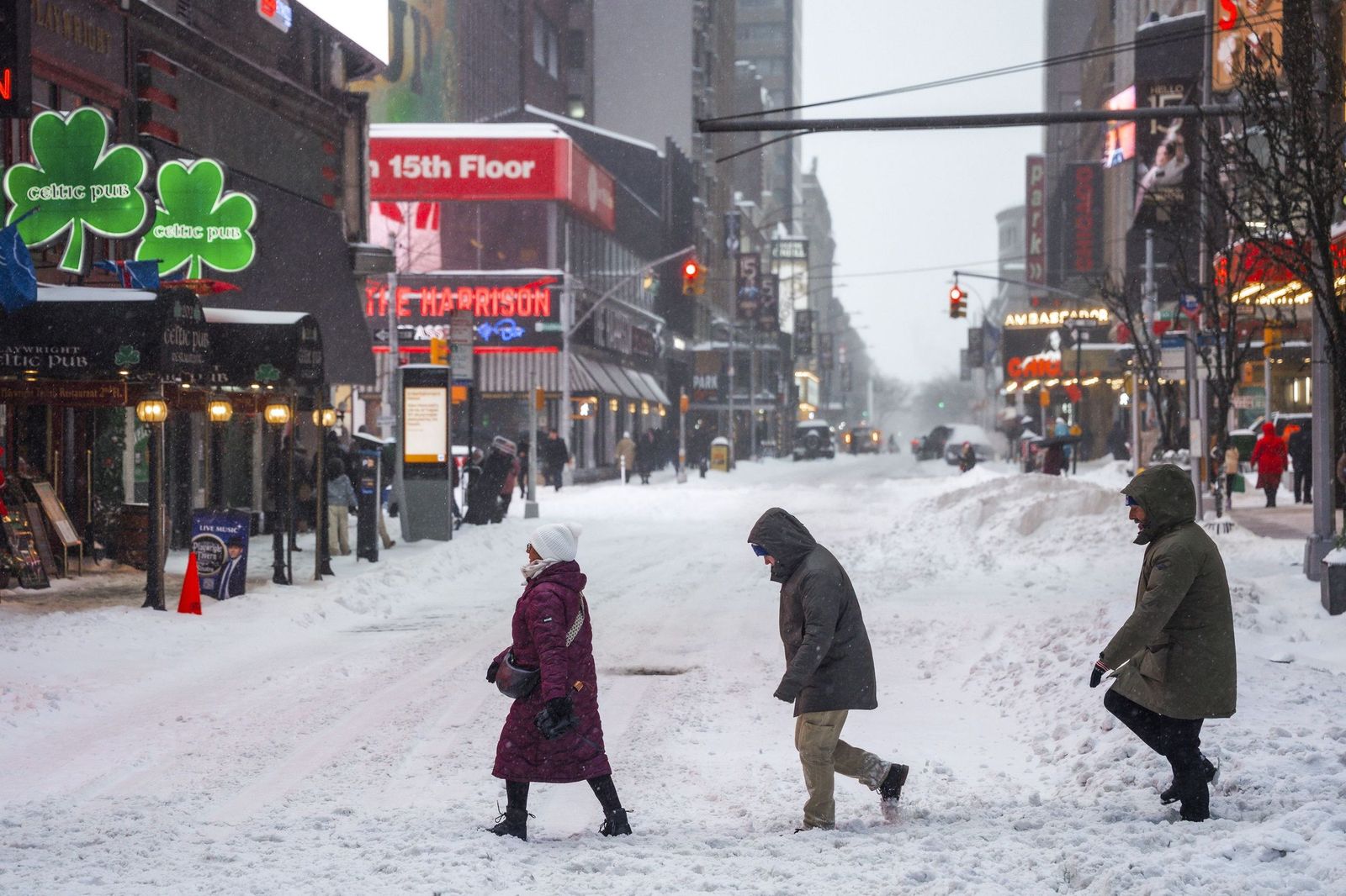 Las gélidas y blancas imágenes que deja la tormenta monstruosa en los EEUU