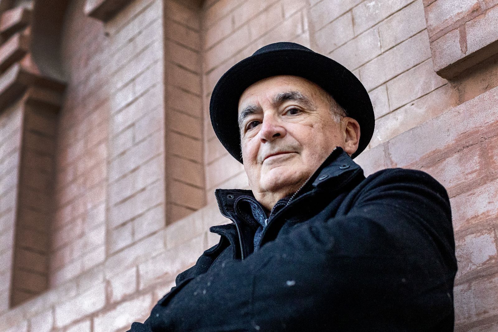 Luis Ripoll posa ante el Teatro Falla