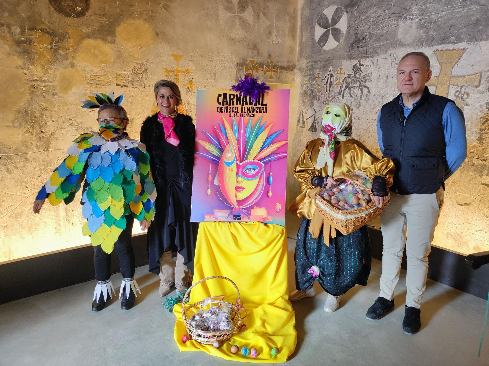 Antonio Fernández Liria e Isabel Haro presentando la programación del Carnaval de Cuevas.