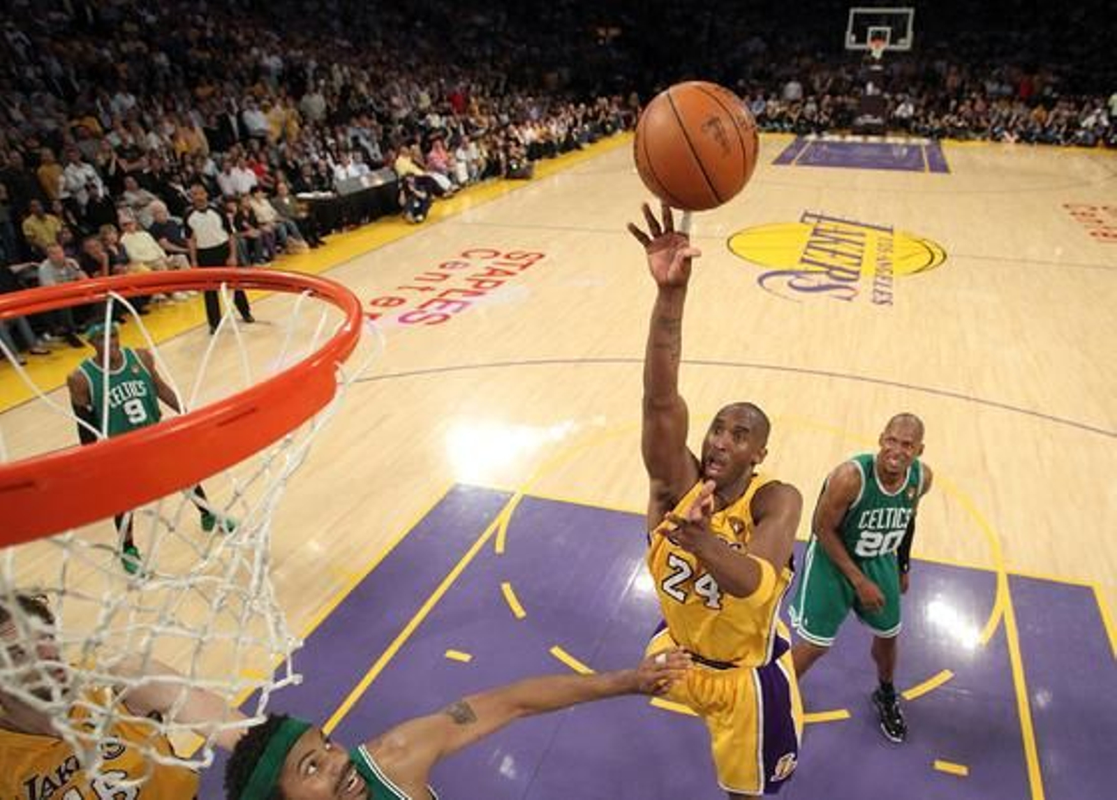 Los Angeles Lakers se alzaron con su decimosexto anillo tras vencer a Boston Celtics (83-79) en el séptimo partido de la final de la NBA.

Foto: Agencias