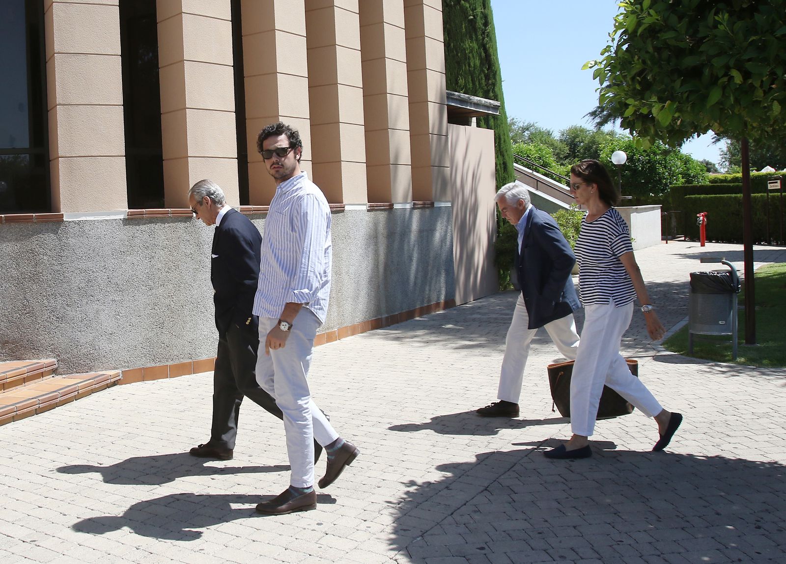 La familia de Blesa acude al tanatorio donde se incineró el cadáver del exbanquero