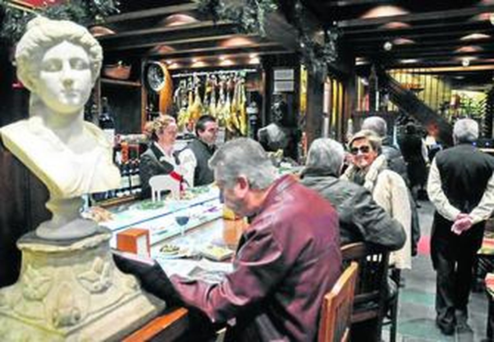 Varios clientes en la barra de Casa Robles, en la calle Placentines.