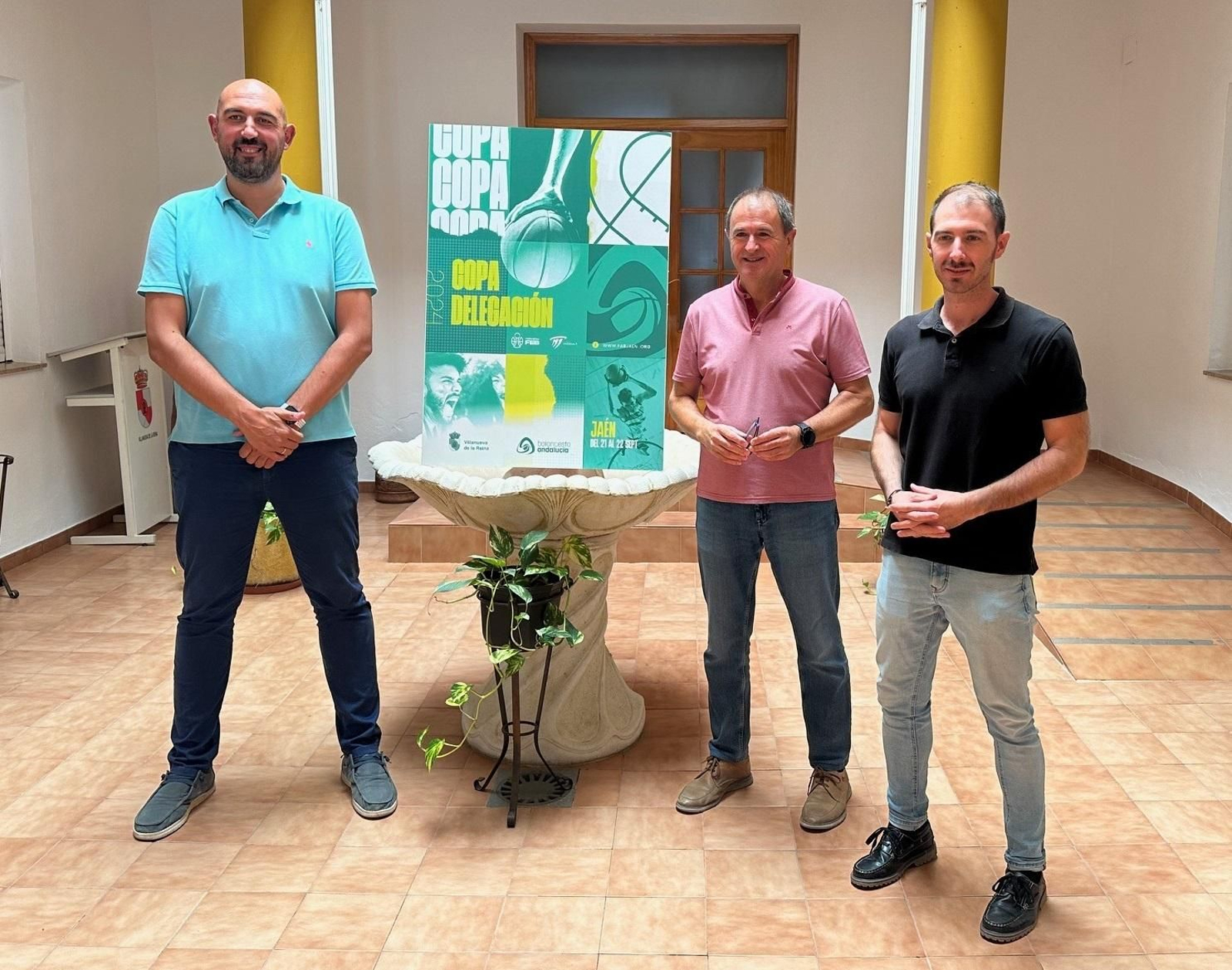 Teo Aguirre, Blas Alvés y Carlos Cardeñas posan con el cartel de la Copa Delegación Jaén.