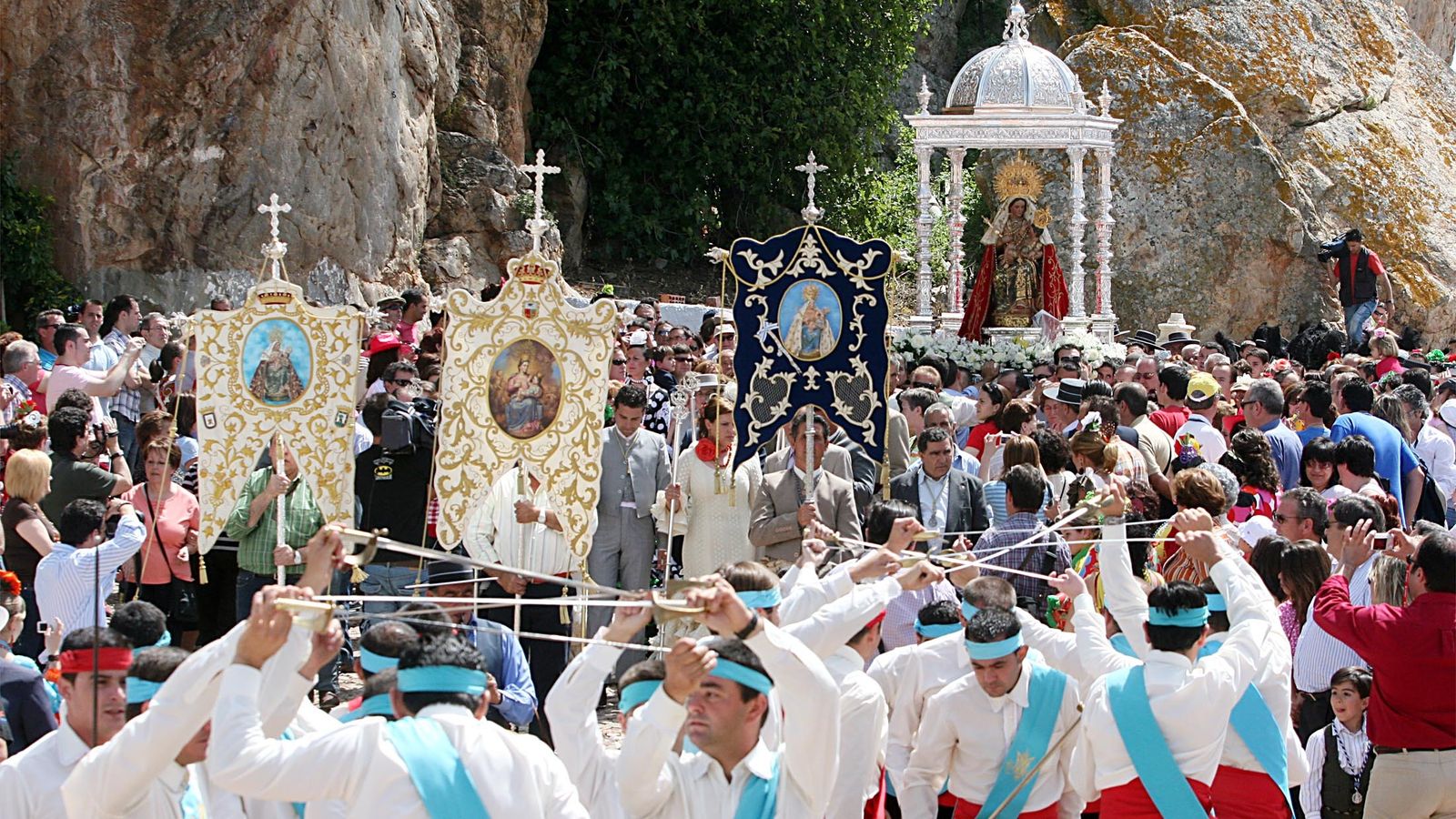La Virgen de la Peña y el cortejo de Danza de Espadas