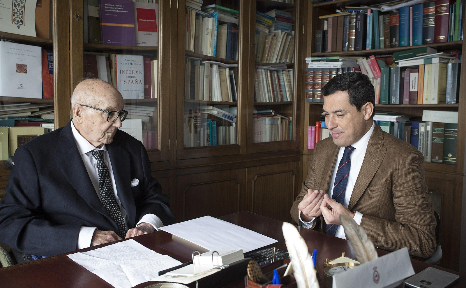 Juanma Moreno junto a Manuel Clavero el 20 de enero de 2019 en la primera visita que hizo como presidente de la Junta