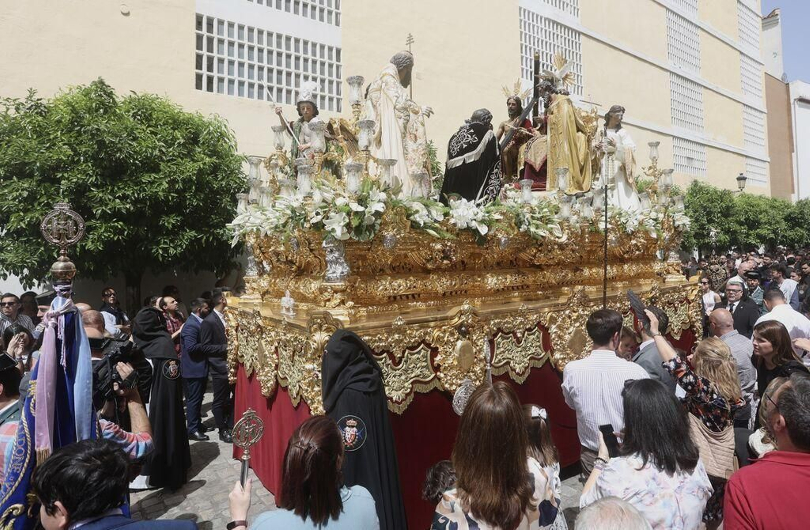 El paso del Sagrado Decreto al poco de salir de su templo