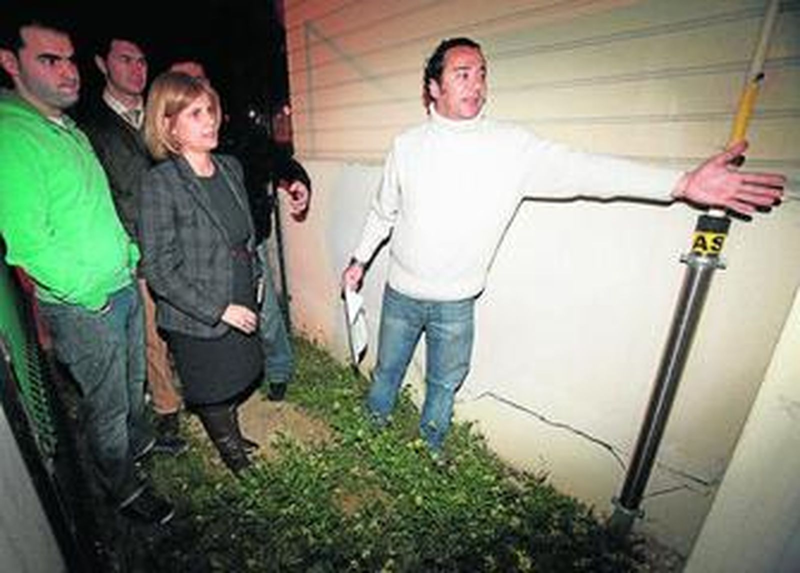 Vecinos de Residencial El Estribo junto a responsables del PP, ayer en el repaso al estado de la promoción.