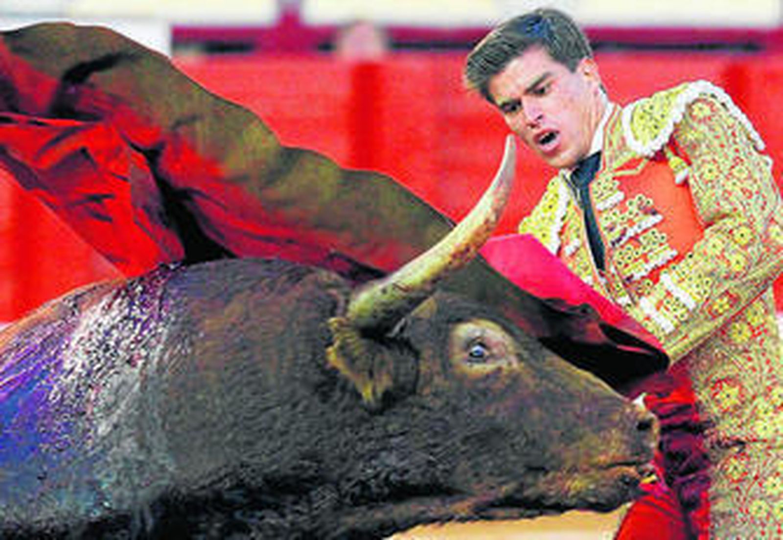 Rubén Pinar, en un muletazo al sexto toro, al que cortó la única oreja del festejo.