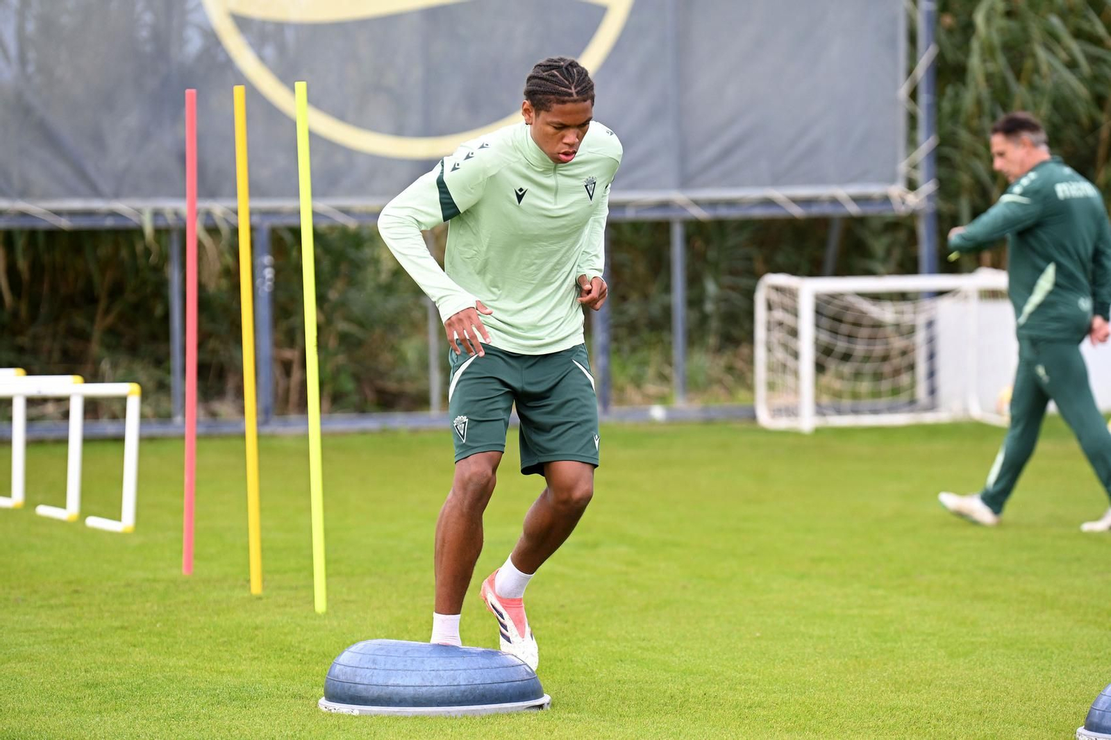 Noah en una sesión del primer equipo del Cádiz.
