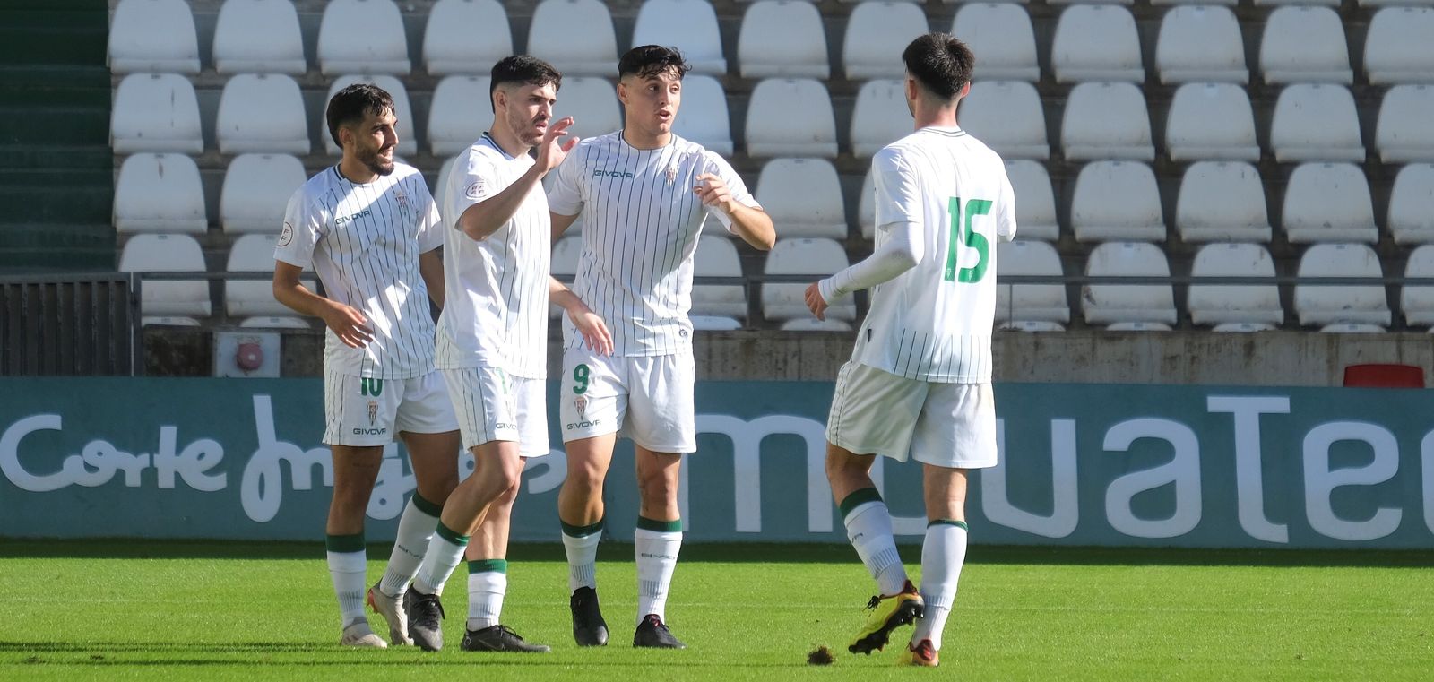 Los jugadores del Córdoba B celebran un gol en El Arcángel.