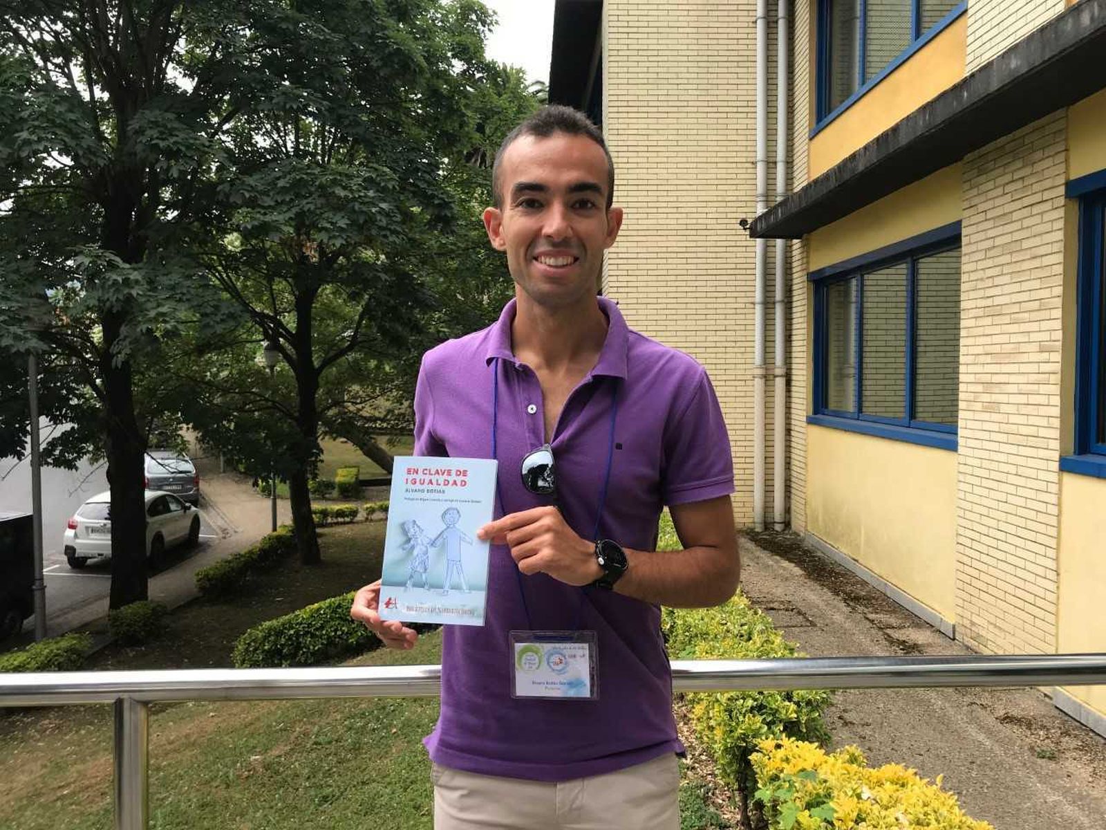 Álvaro Botias muestra el nuevo libro que ha publicado sobre violencia de género