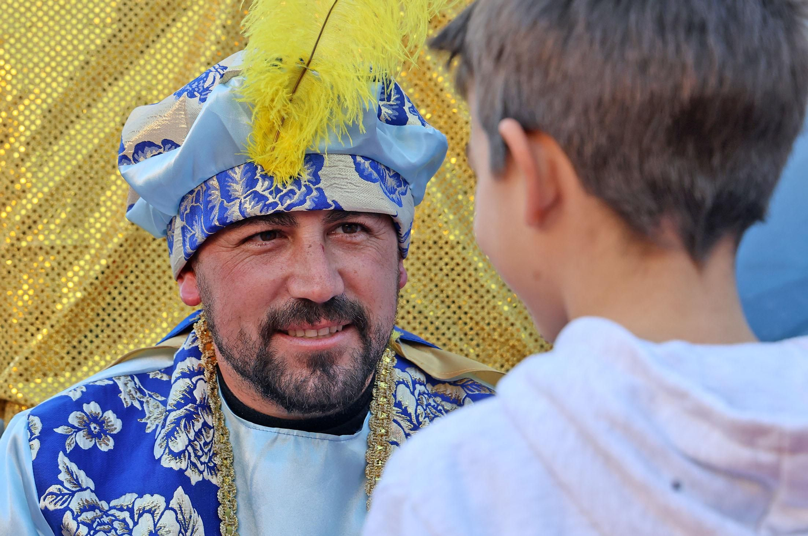 Imágenes del paje Real de SSMM los Reyes Magos recogiendo las cartas de los niños y niñas de Huelva en la plaza Houston