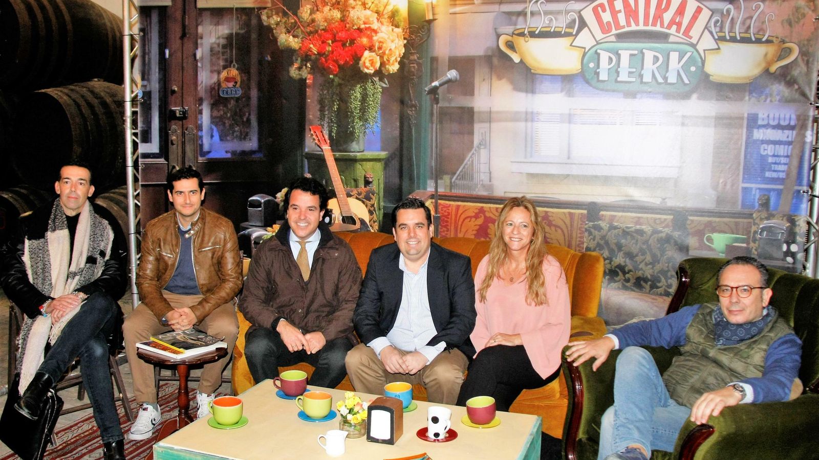 Representantes políticos, junto al CCA y D&G Events, sentados en el mítico sofá de la serie 'Friends'.