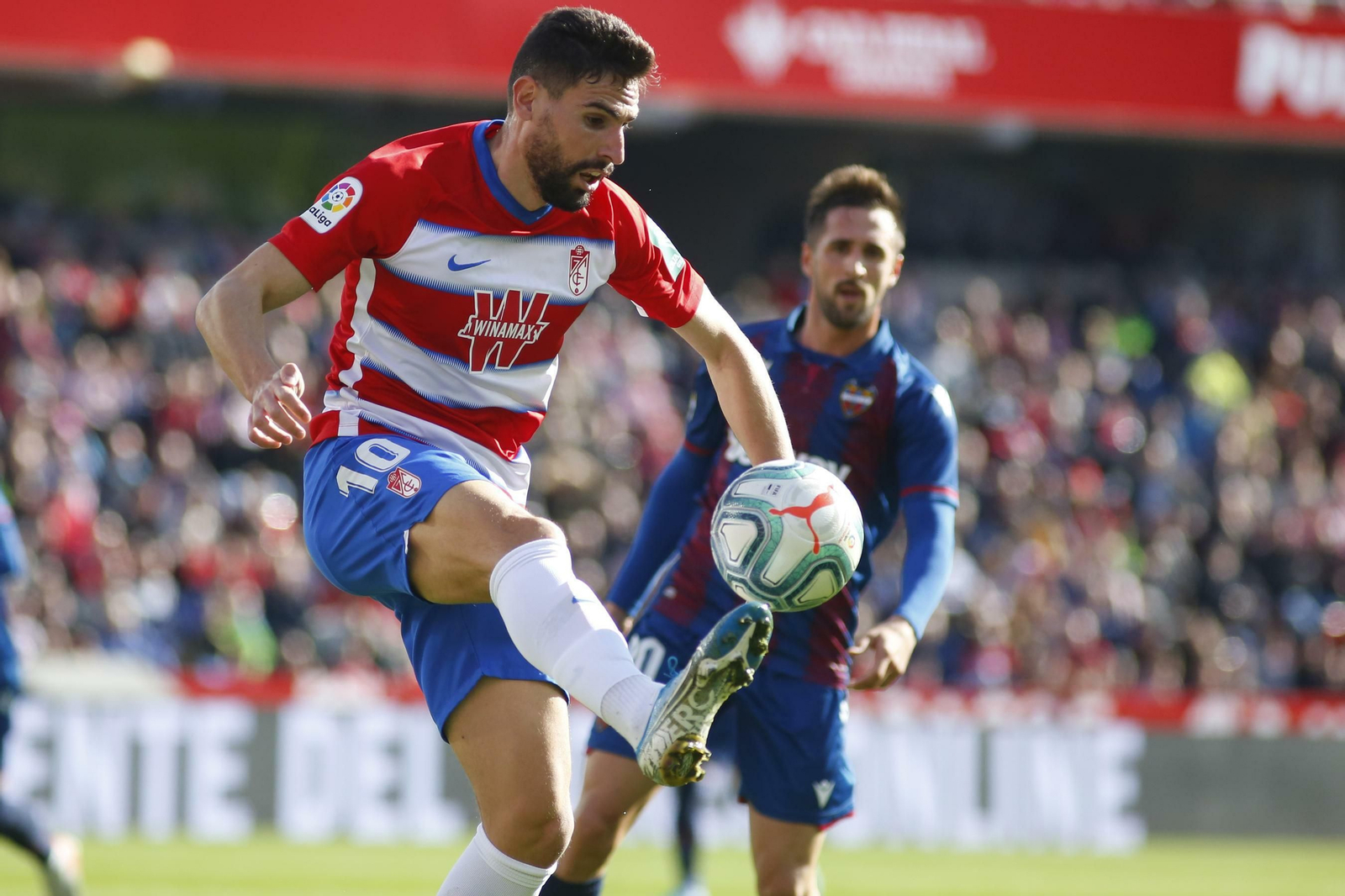 Puertas controla el balón