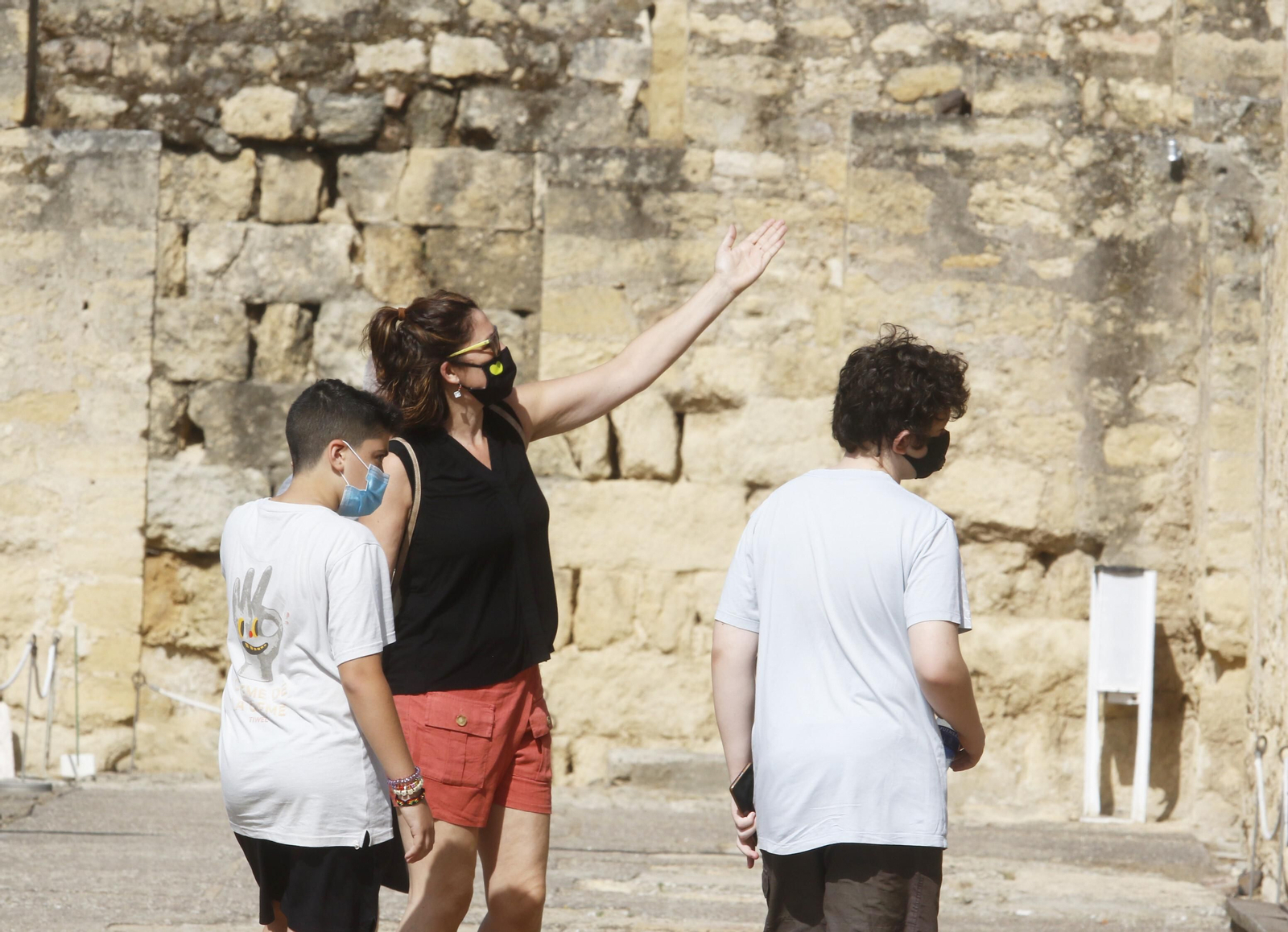 Una familia visita Medina Azahara, que ha reabierto este miércoles a las visitas.