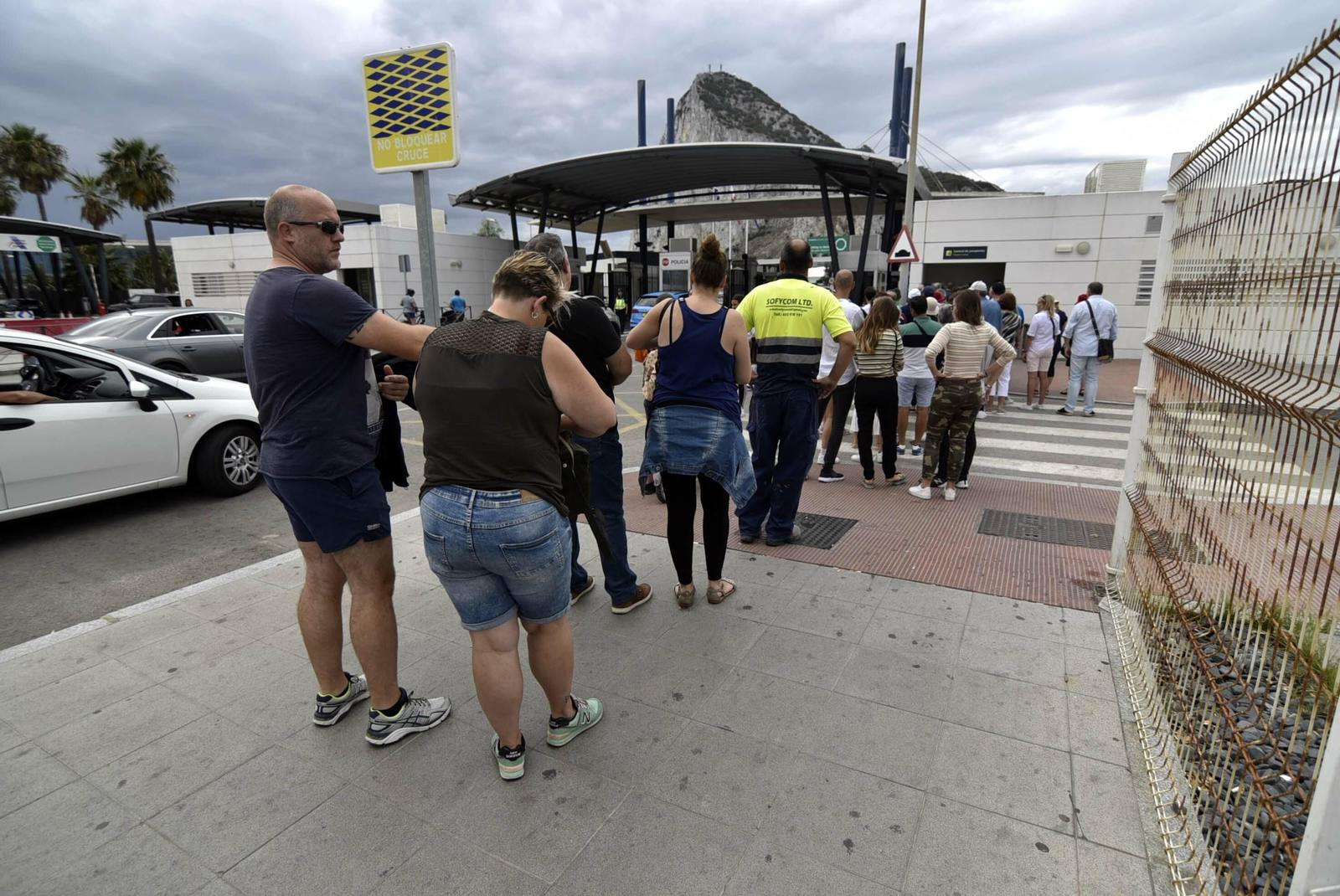 Un grupo de personas espera para atravesar la Verja.
