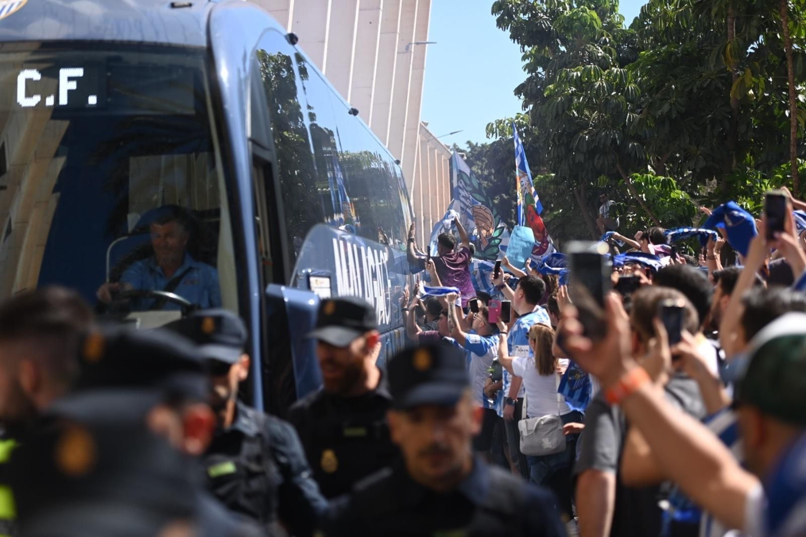 Las fotos del recibimiento de la afición antes del Málaga CF - Cartagena