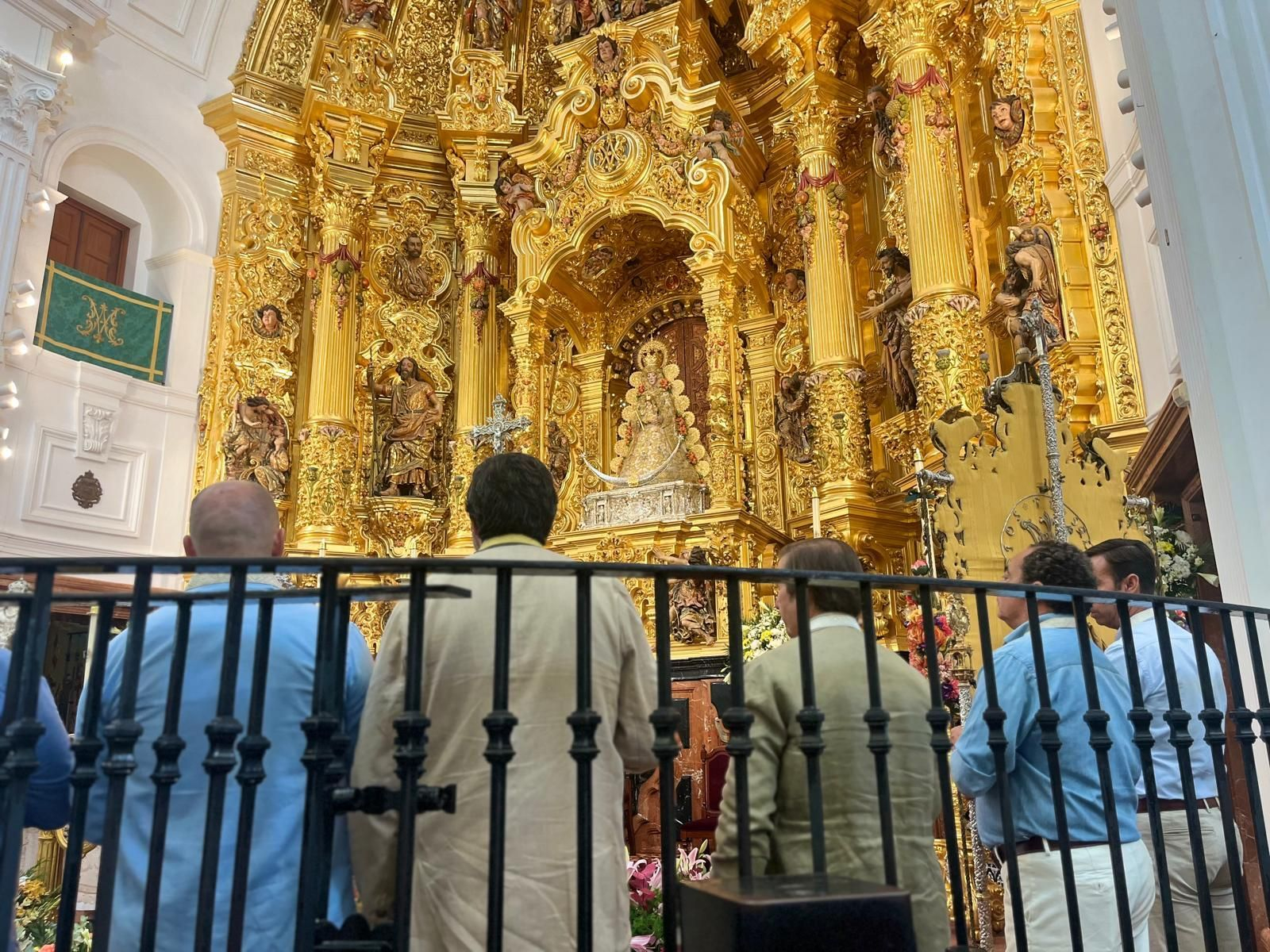 Instantes de la peregrinación macarena hacia el Rocío
