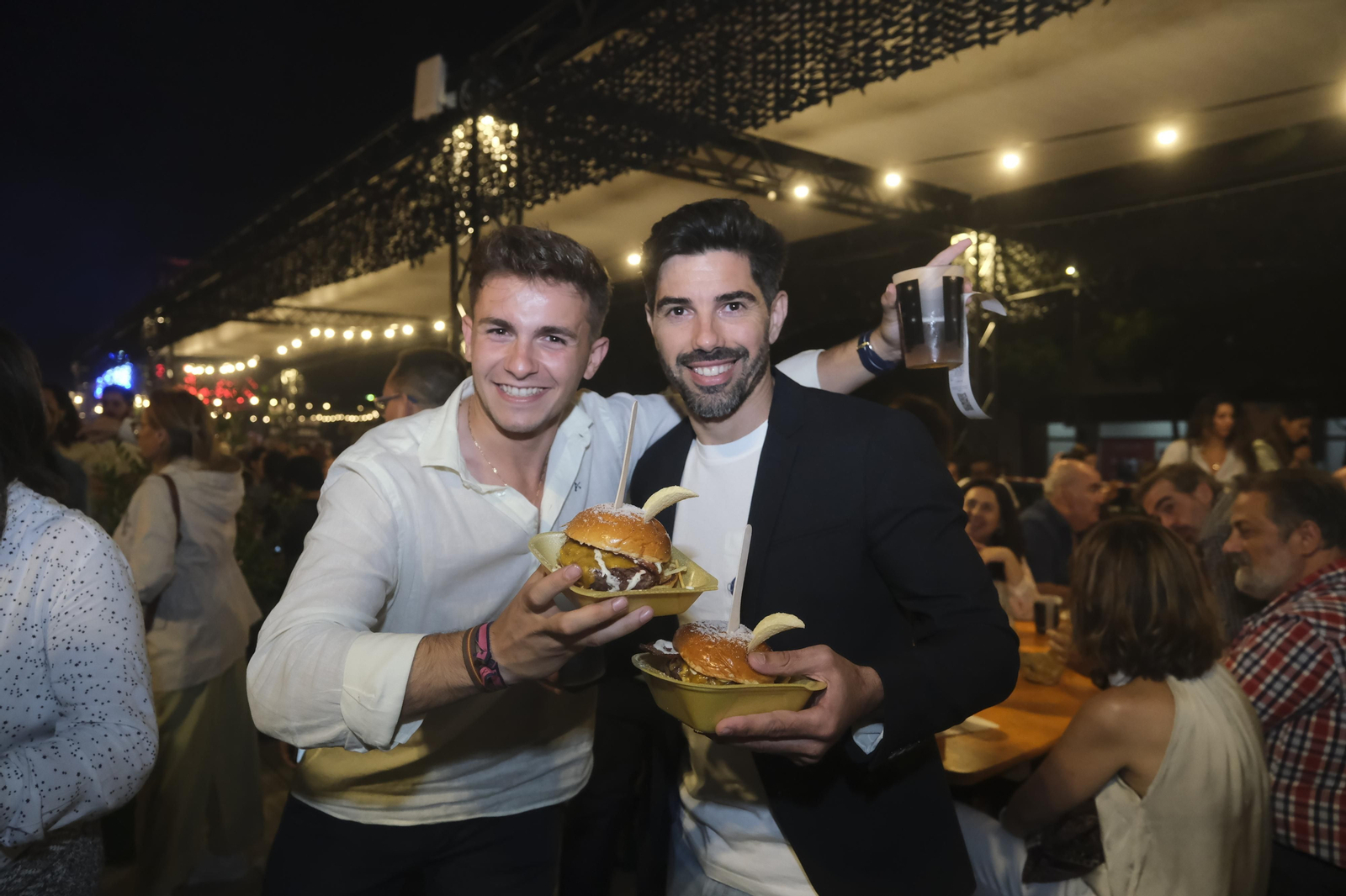Neón y brasas en El Vial: el lleno absoluto de The Champions Burger en Córdoba Neón y brasas en El Vial: el lleno absoluto de The Champions Burger en Córdoba