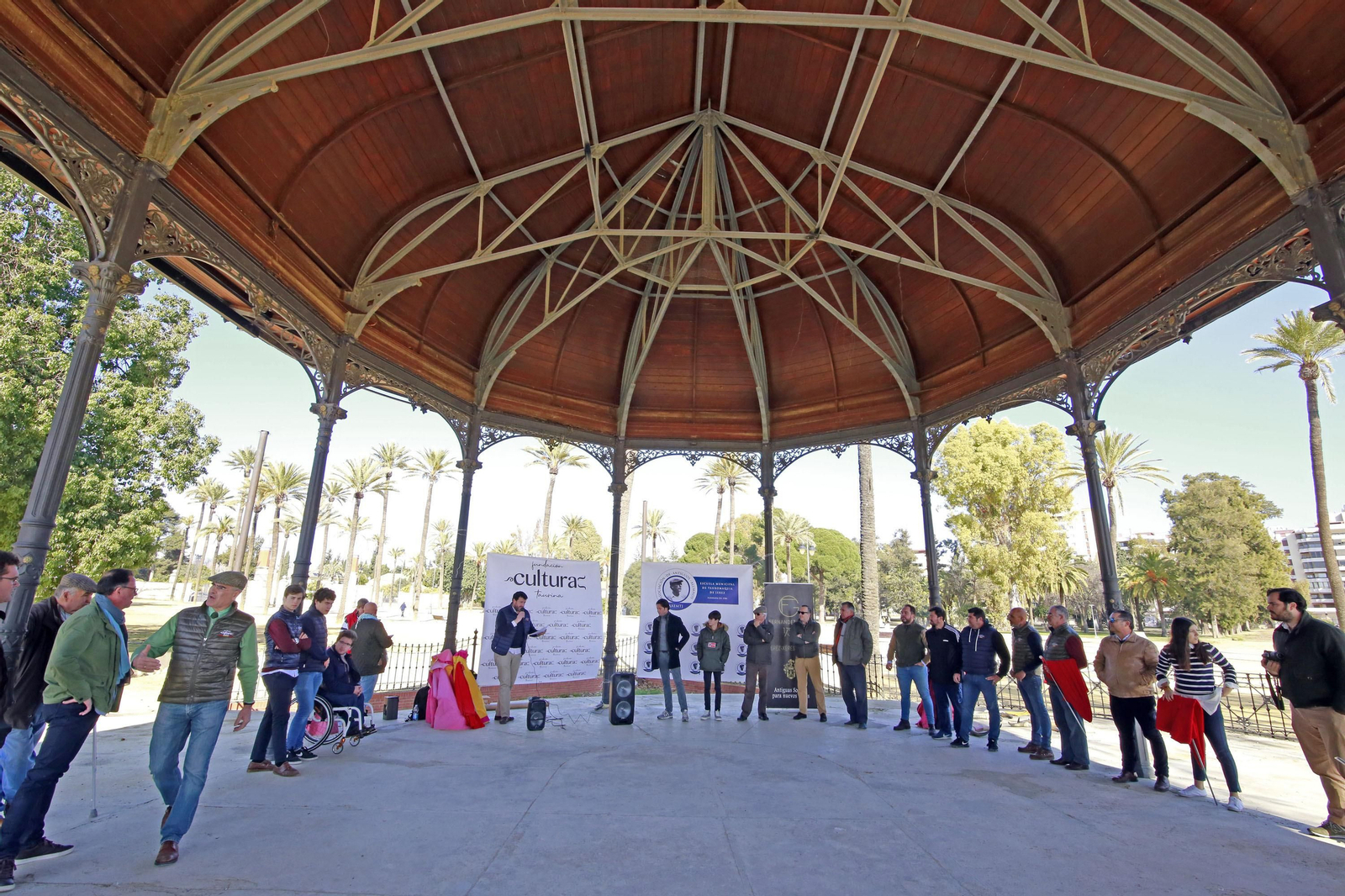 Canales Rivera con los jerezanos de la Asoc. de Antiguos Alumnos de la Escuela Municipal de Tauromaquia de Jerez