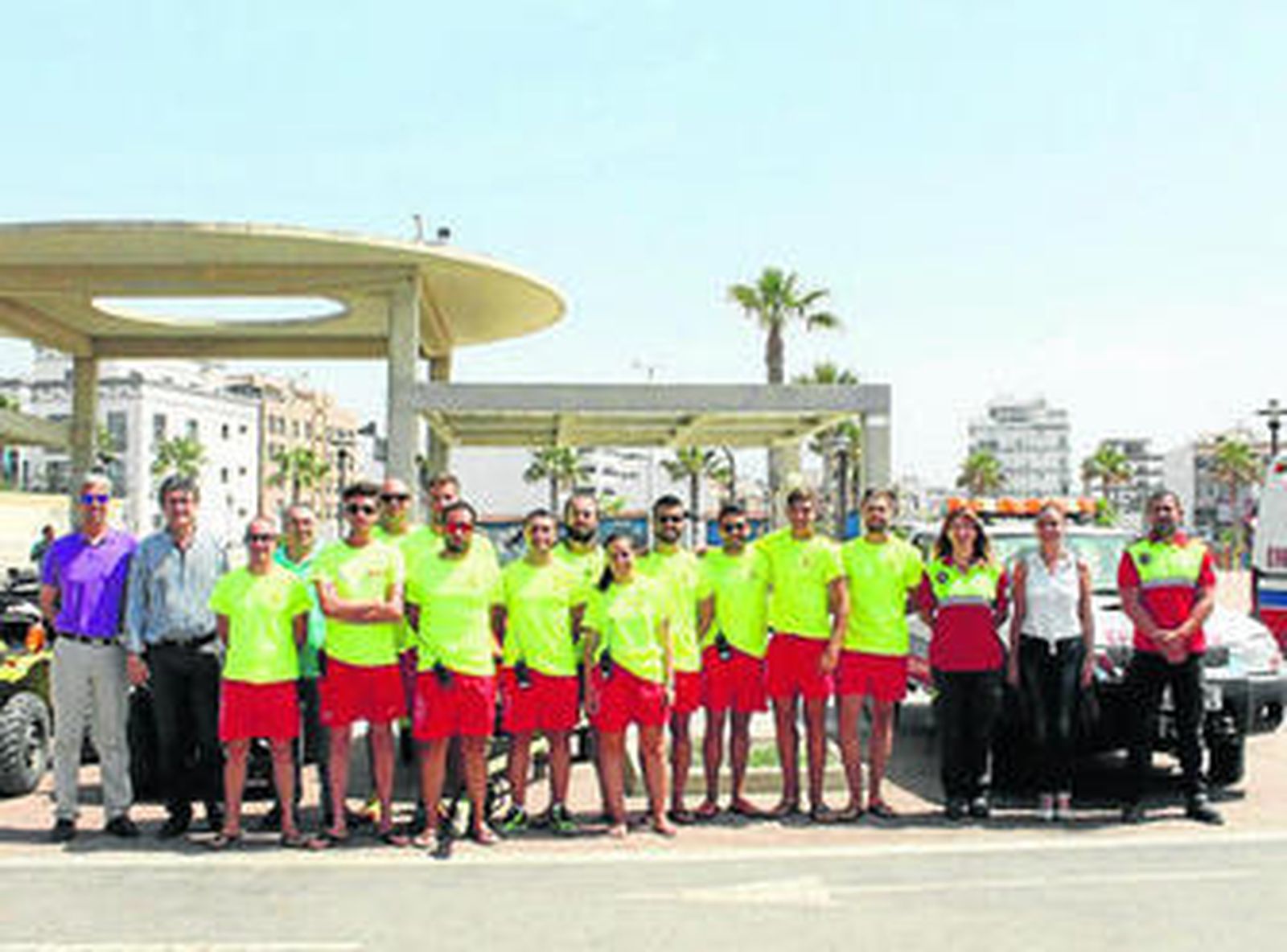 El equipo de profesionales ha recibido la visita del alcalde de Adra, Manuel Cortés.