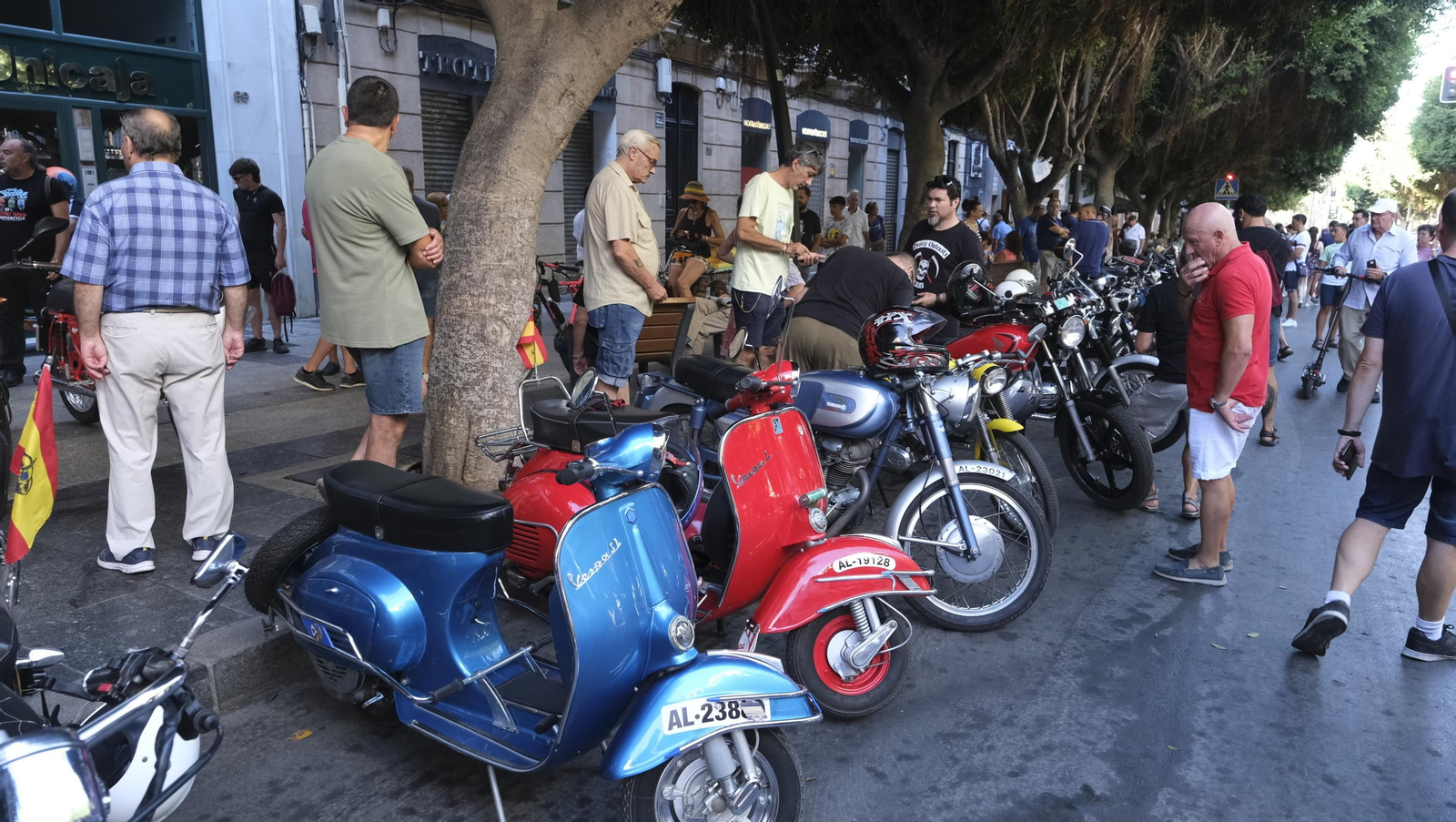 Las motos antiguas dan brillo a la Feria de Almería