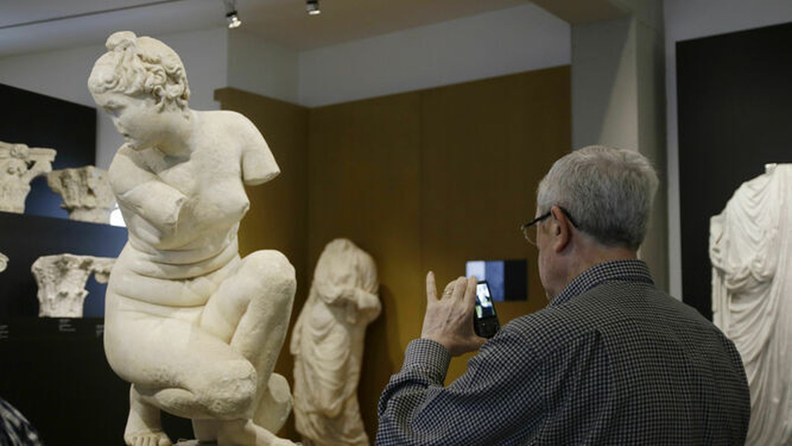 Un visitante toma fotografías en el Museo Arqueológico de Córdoba