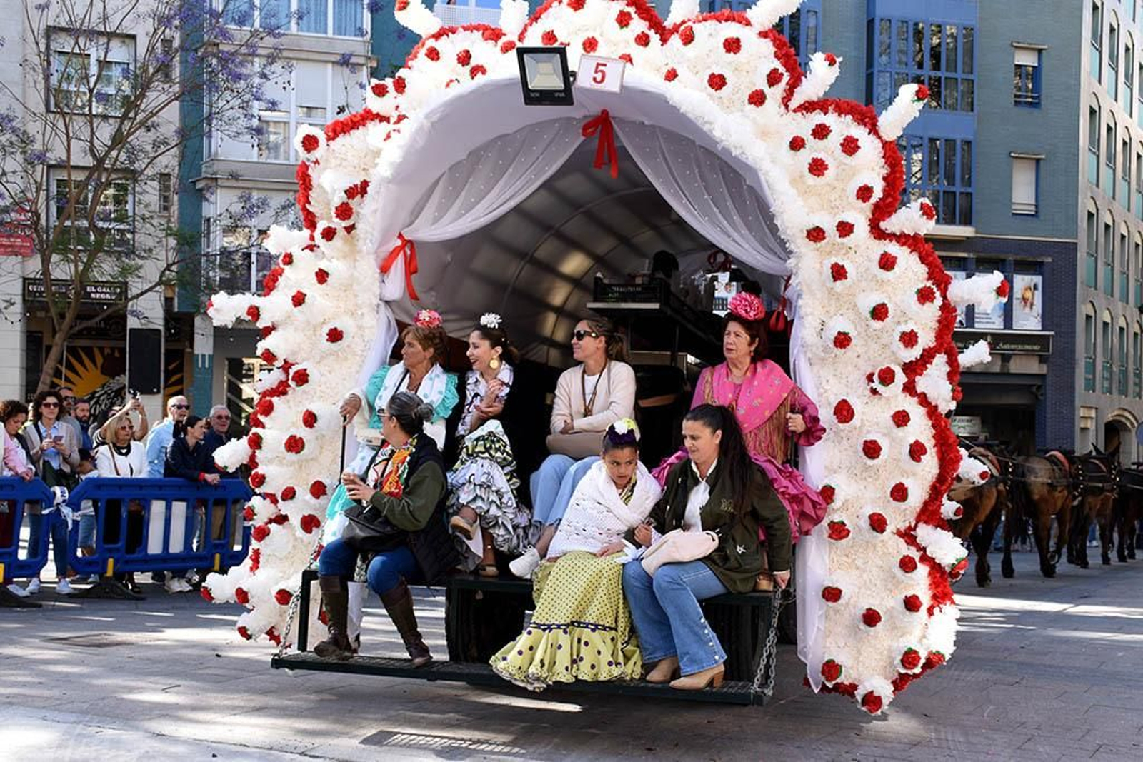 Las mejores imágenes de los peregrinos en la salida de Emigrantes