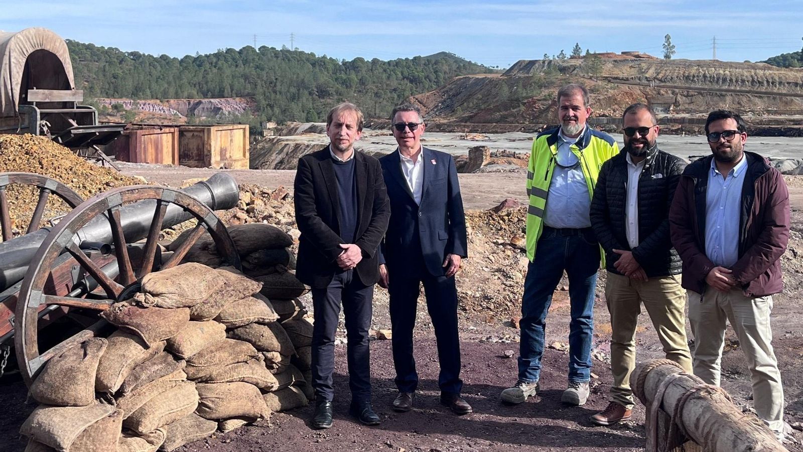 El alcalde de Nerva y miembros de la Fundación Riotinto en el set de rodaje.